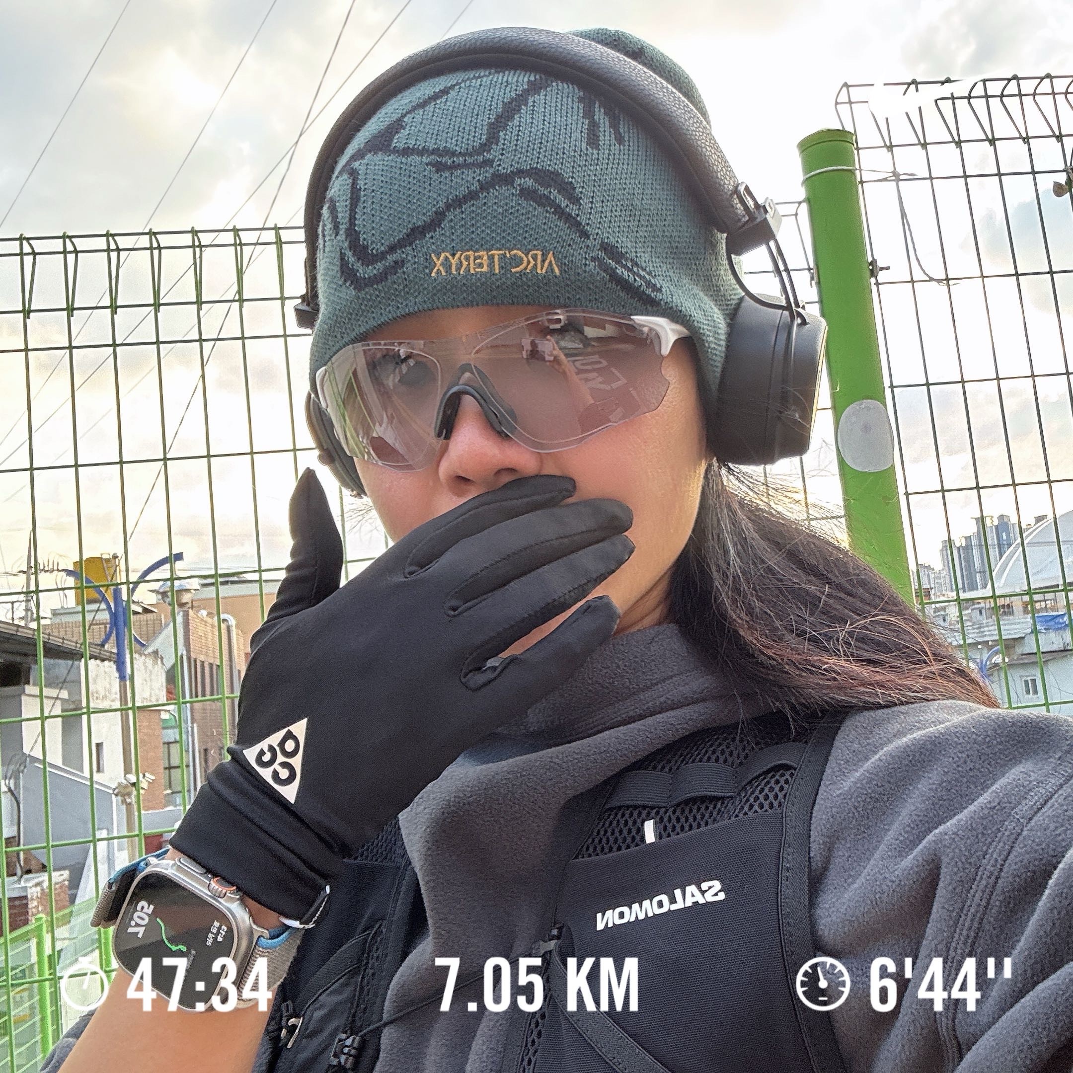 Arc'teryx Bird Head Toque Dark Magic 착용 스타일