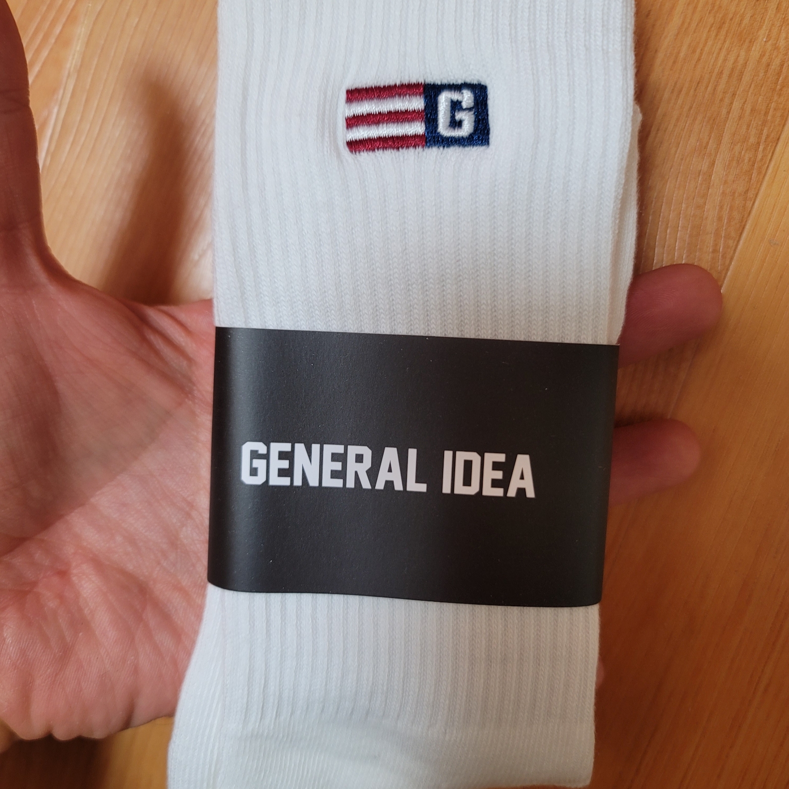 General Idea Unisex Logo Point Socks White 착용 스타일