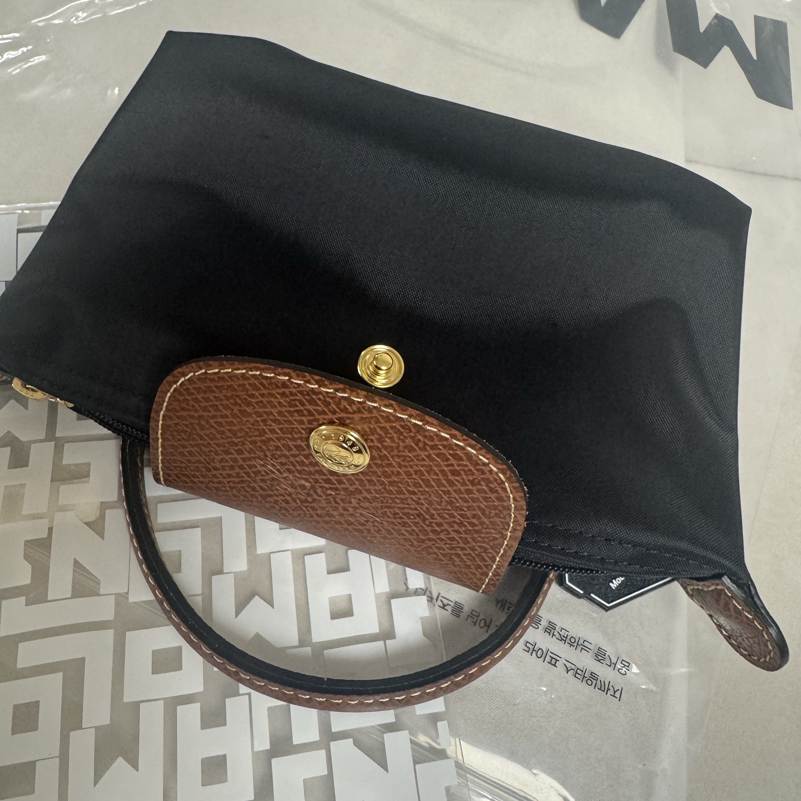 Longchamp Le Pliage Original Handle Pouch Black 착용 스타일