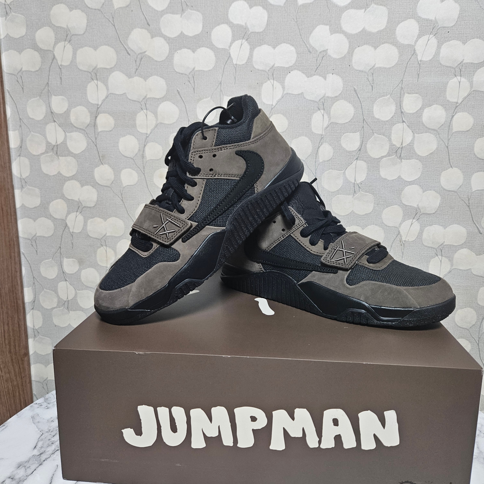 Jordan x Travis Scott Jumpman Jack TR Black and Dark Mocha 착용 스타일 - 3