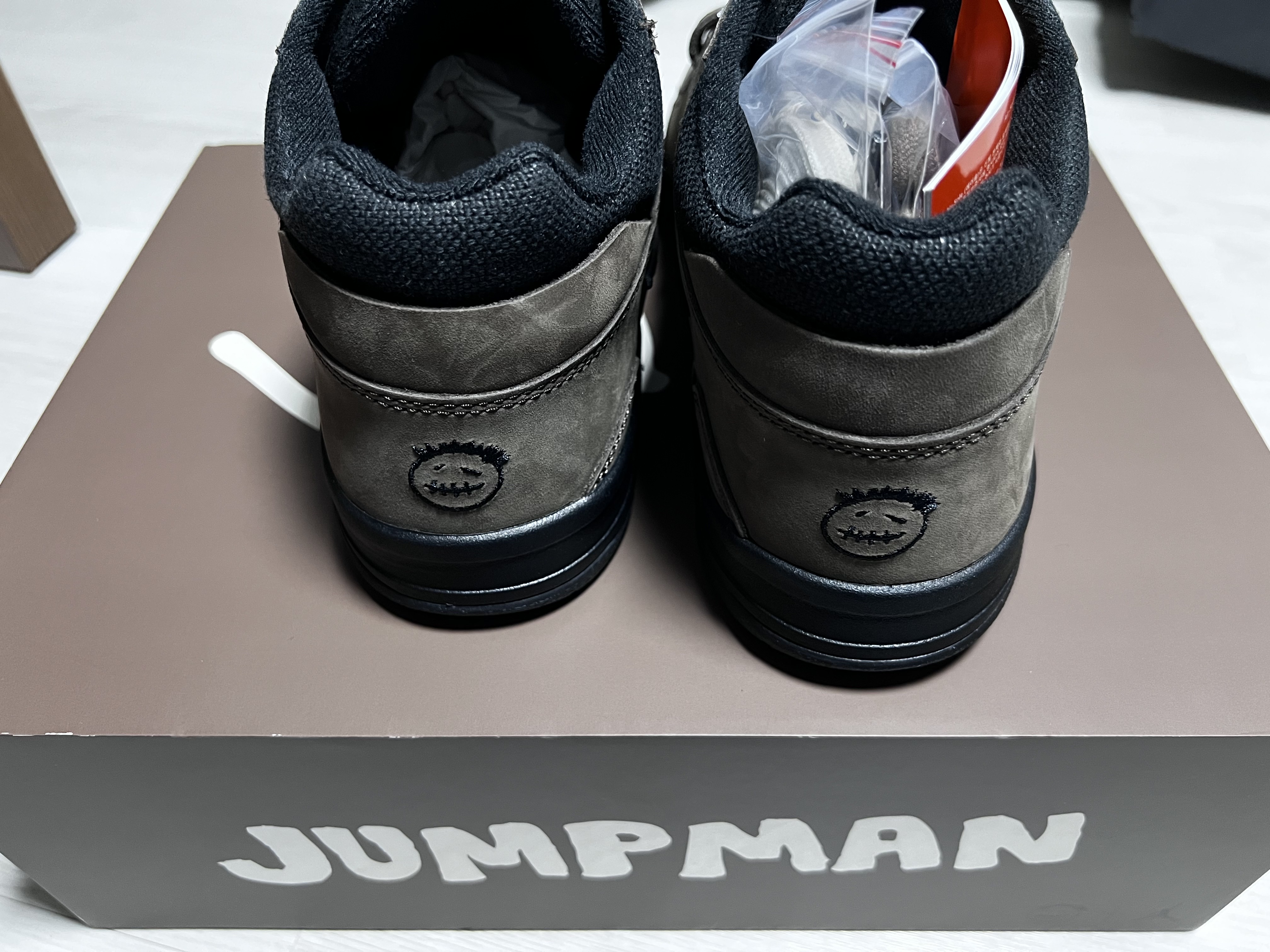 Jordan x Travis Scott Jumpman Jack TR Black and Dark Mocha 착용 스타일 - 4