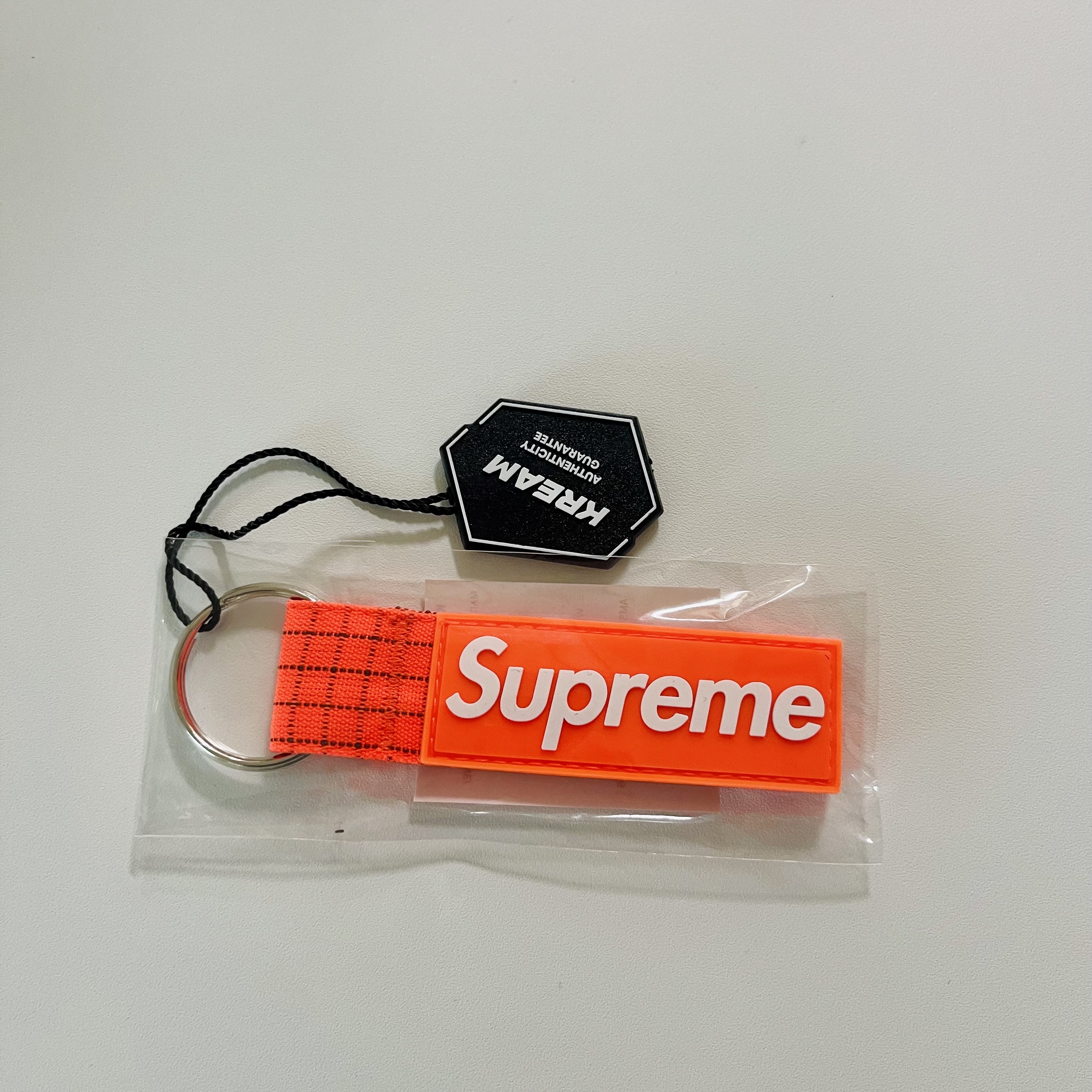 Supreme Ripstop Keychain Orange - 24SS 착용 스타일