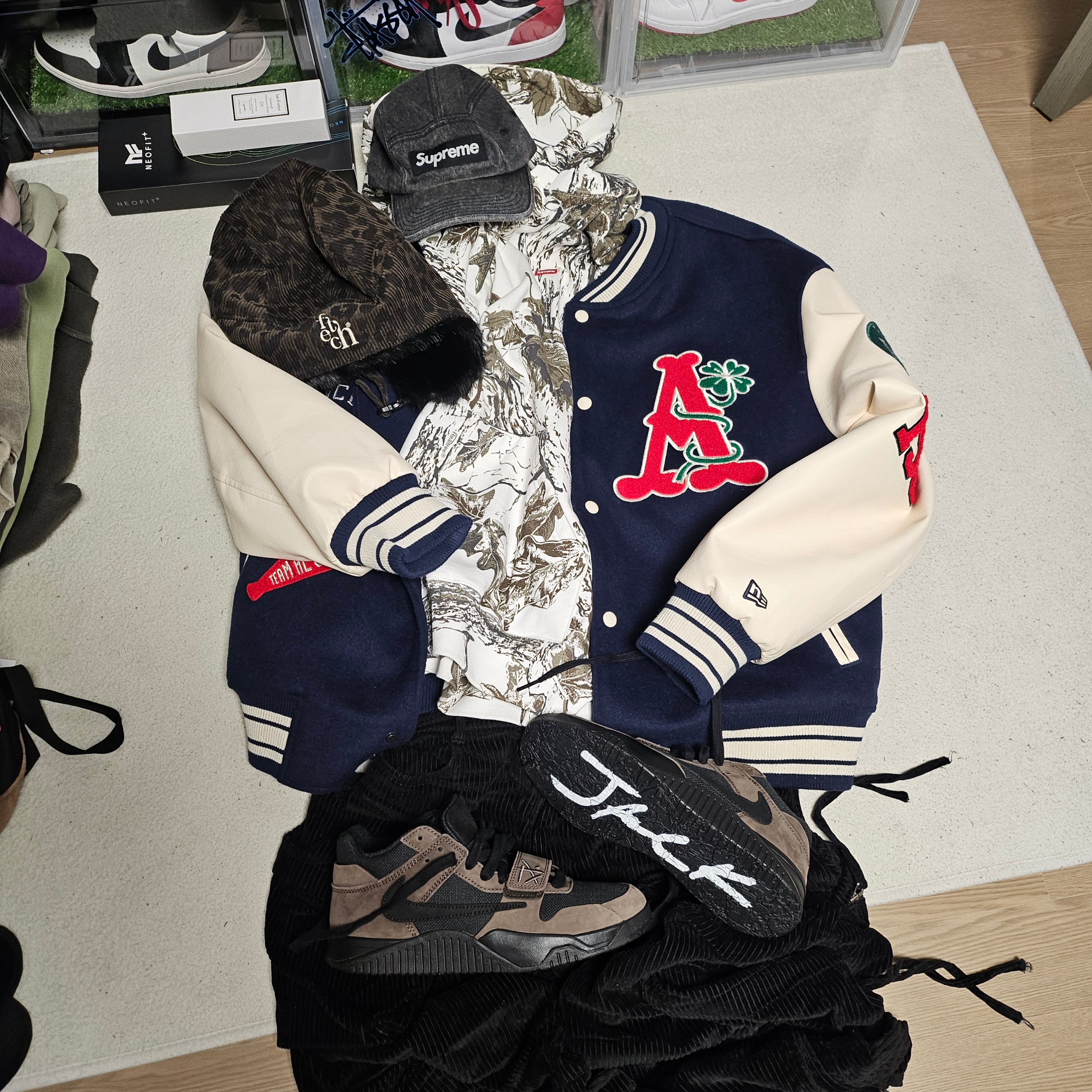 Supreme Denim Camp Cap Black - 23SS, New Era x Aeca White Varsity Jacket Navy 착용 스타일 - 6