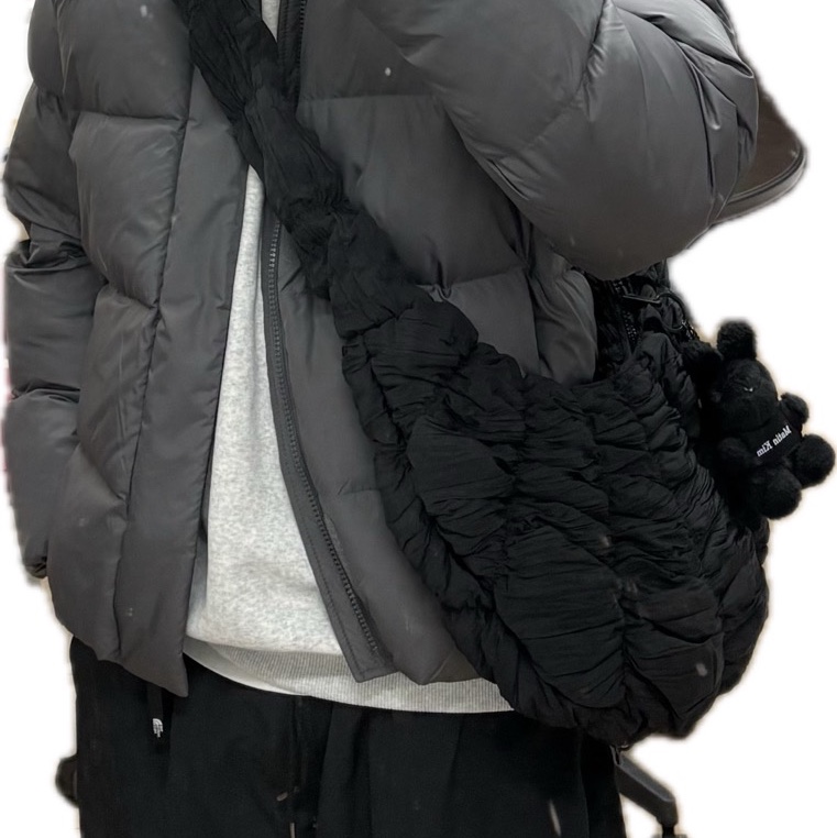 COS Ripple Crossbody Bag Black, Matin Kim Black Bunny Toy Keyring Black 착용 스타일