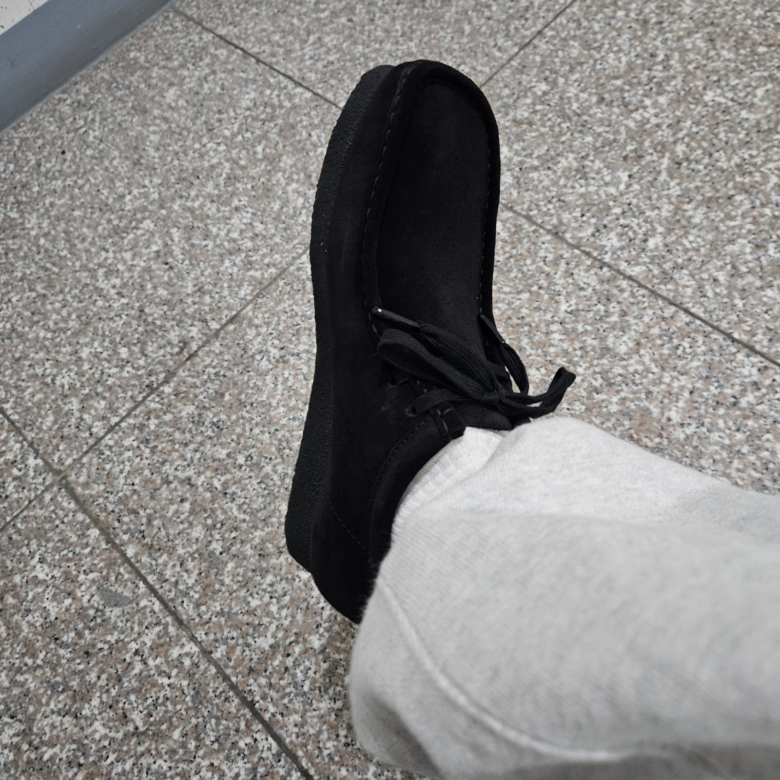 Clarks Wallabee Black Suede 착용 스타일 - 1