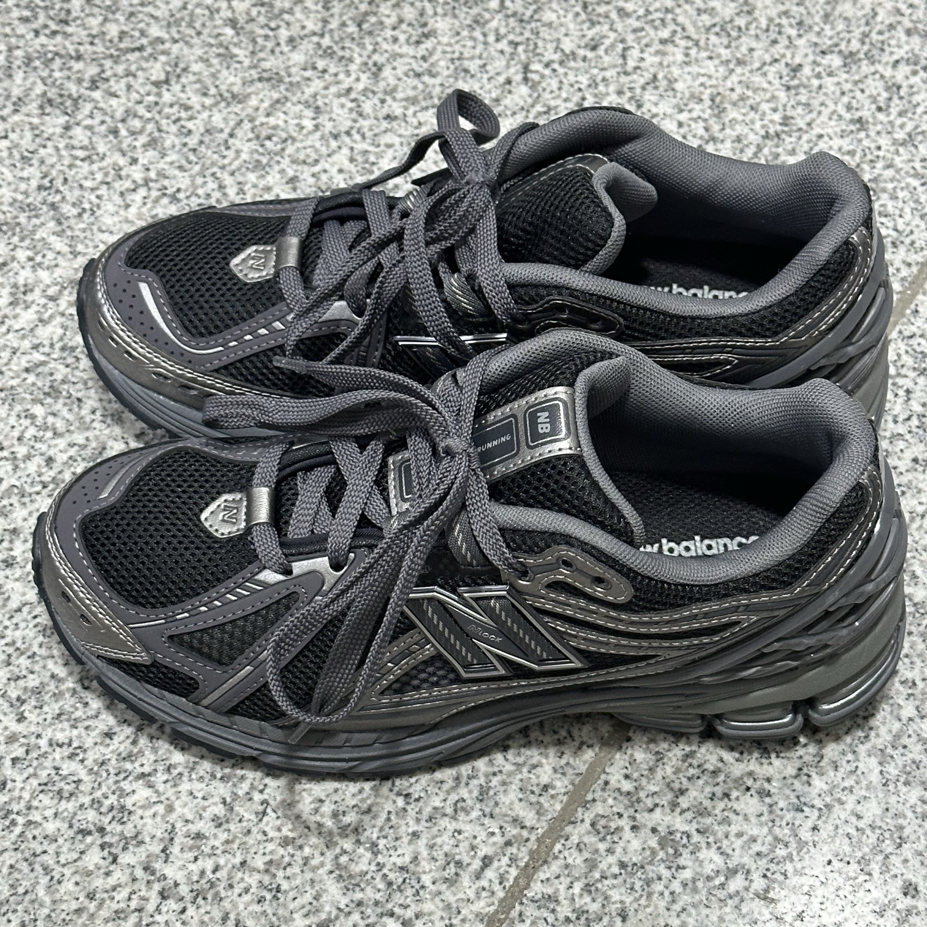 New Balance 1906R Black 착용 스타일 - 1
