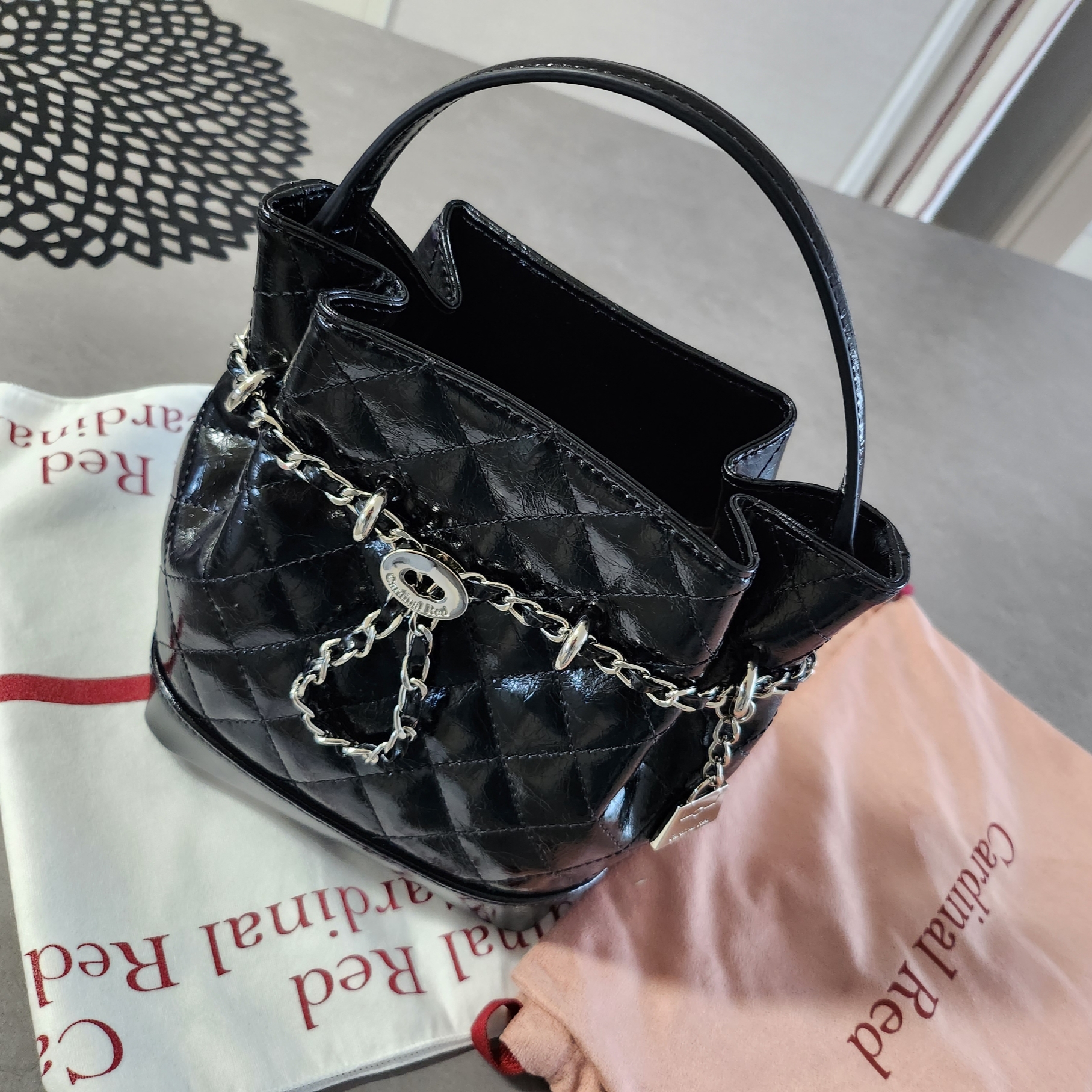 Cardinal Red Bell Bag Black 착용 스타일 - 4