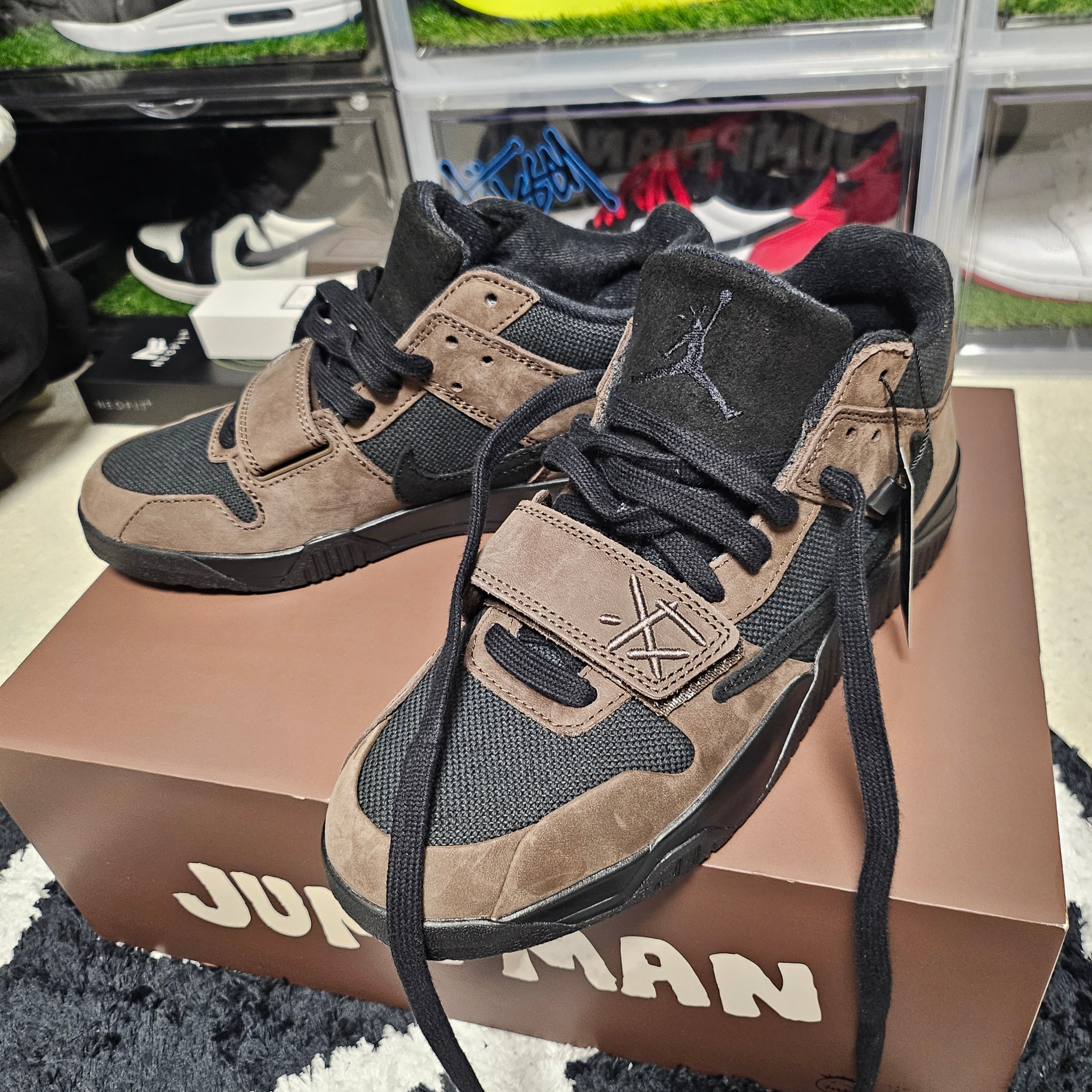Jordan x Travis Scott Jumpman Jack TR Black and Dark Mocha, New Era x Aeca White Varsity Jacket Navy 착용 스타일 - 2