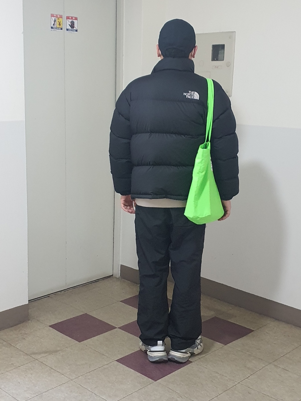 The North Face 1996 Eco Nuptse Jacket Black, Nike V2K Run Pure Platinum Wolf Grey 착용 스타일
