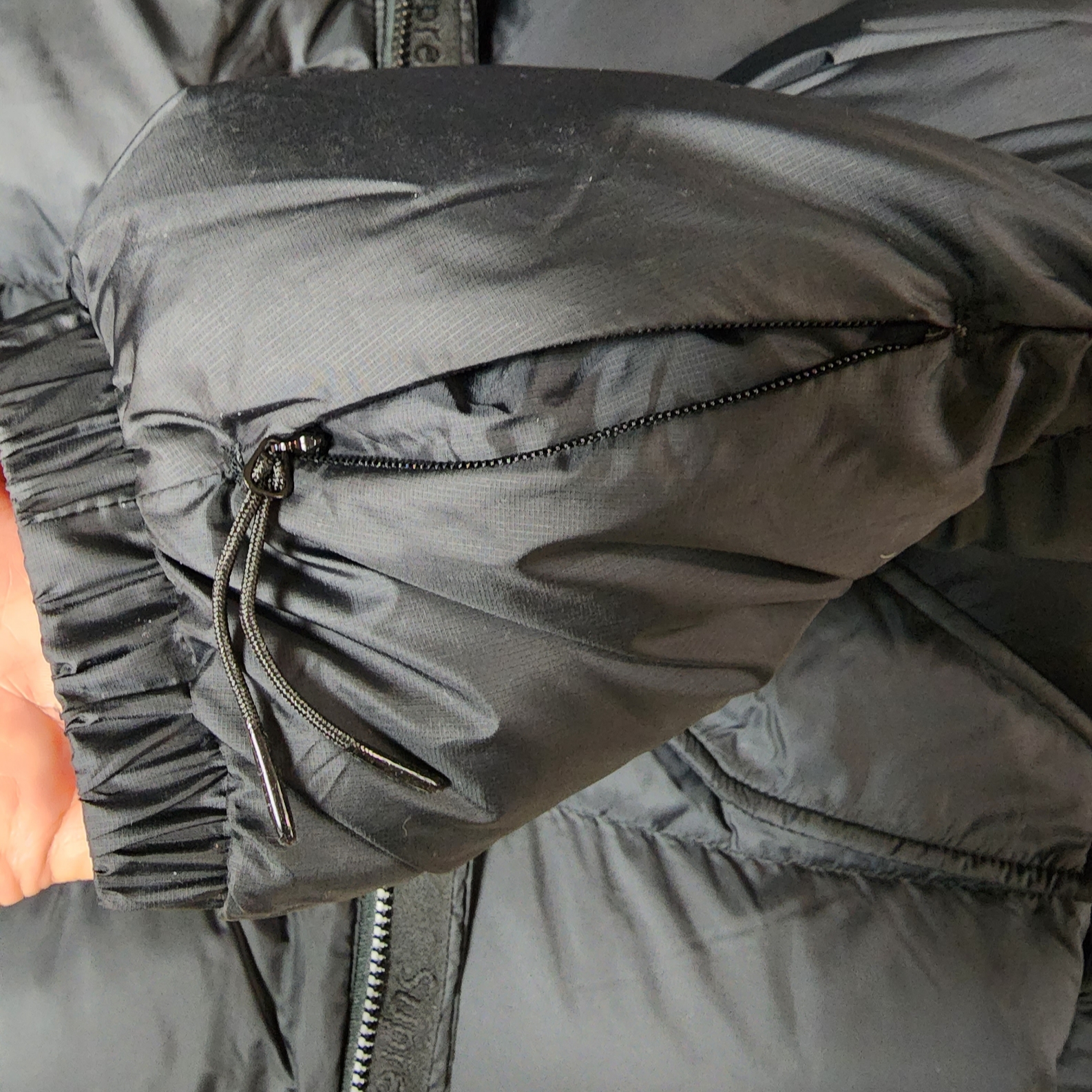 Supreme 700-Fill Down Lightweight Puffer Jacket Black - 24FW, Supreme Polartec Earflap Camp Cap Black - 24FW 착용 스타일 - 5