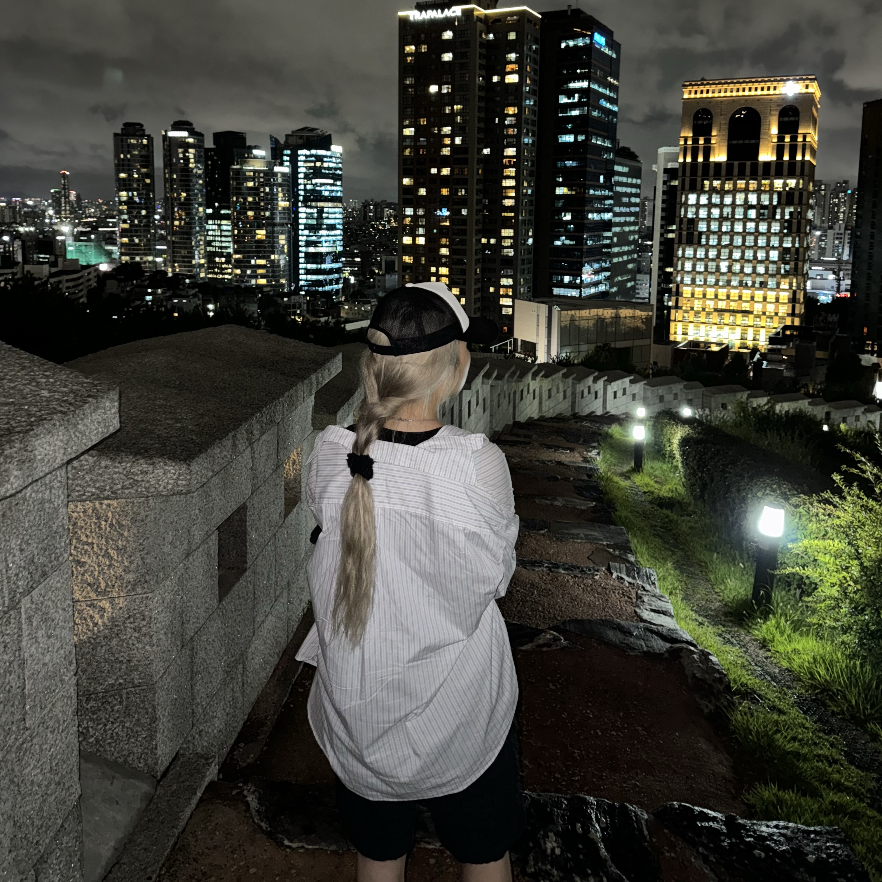 Hono Report Typo Shirts White Stripe, Open Yy x Hello Kitty Trucker Cap Black 착용 스타일 - 1