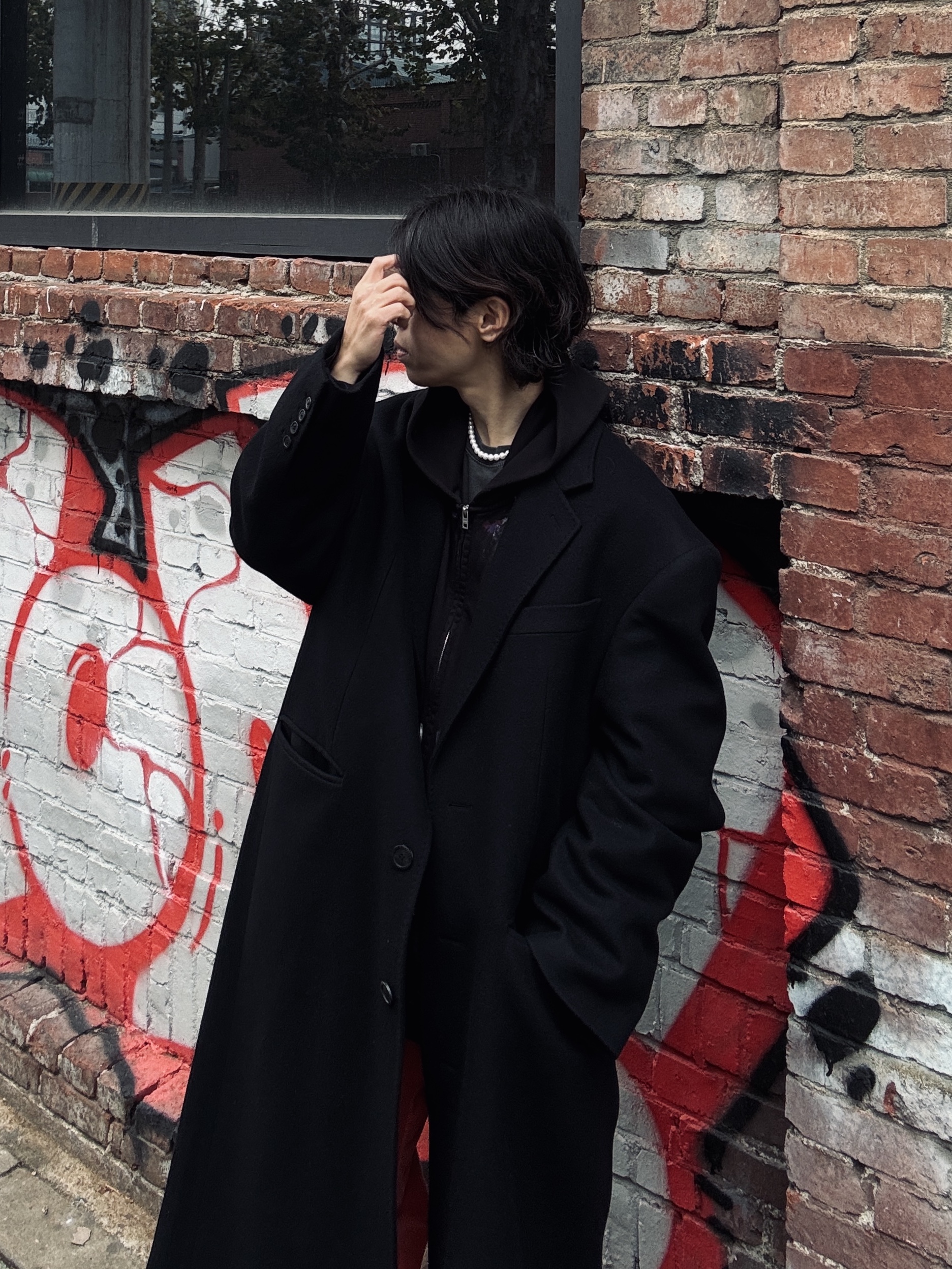 Balenciaga Swift Oval Sunglasses Black 착용 스타일 - 6