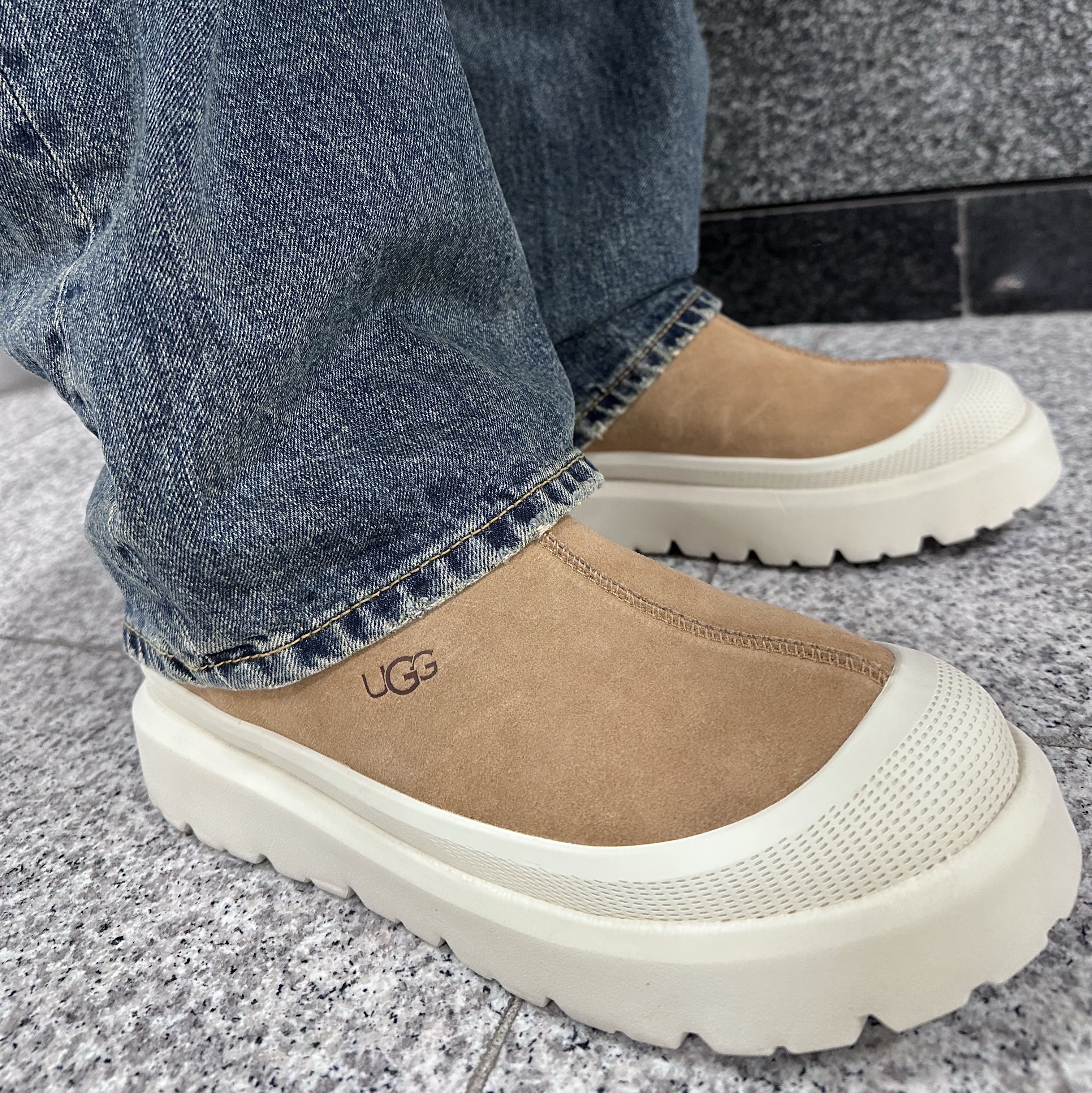 Supreme Lasered Denim Camp Cap White - 24FW, UGG Tasman Weather Hybrid Chestnut Whitecap 착용 스타일 - 2