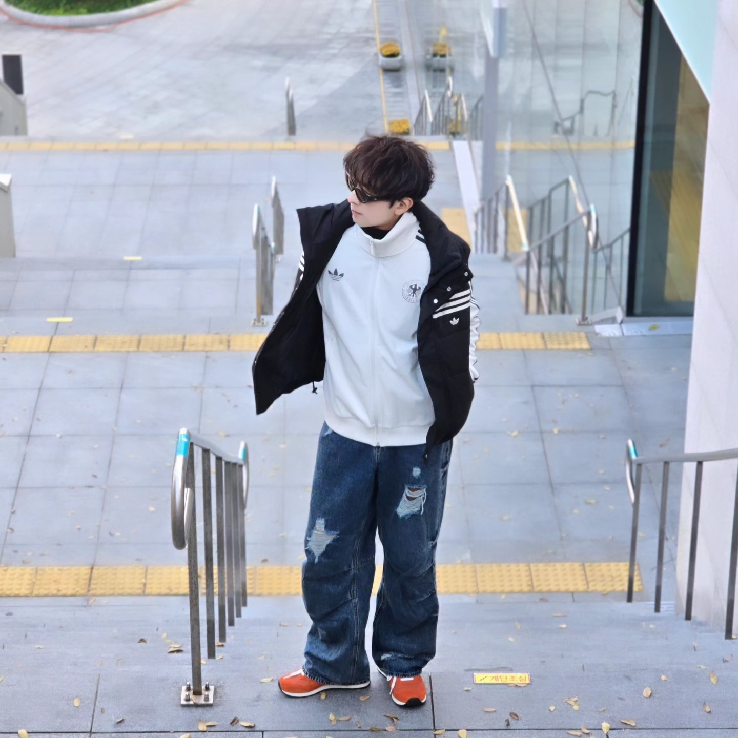 Adidas Originals 70s Padded Gilet Black - KR Sizing, Adidas German Beckenbauer Track Top Off White - KR Sizing 착용 스타일 - 6