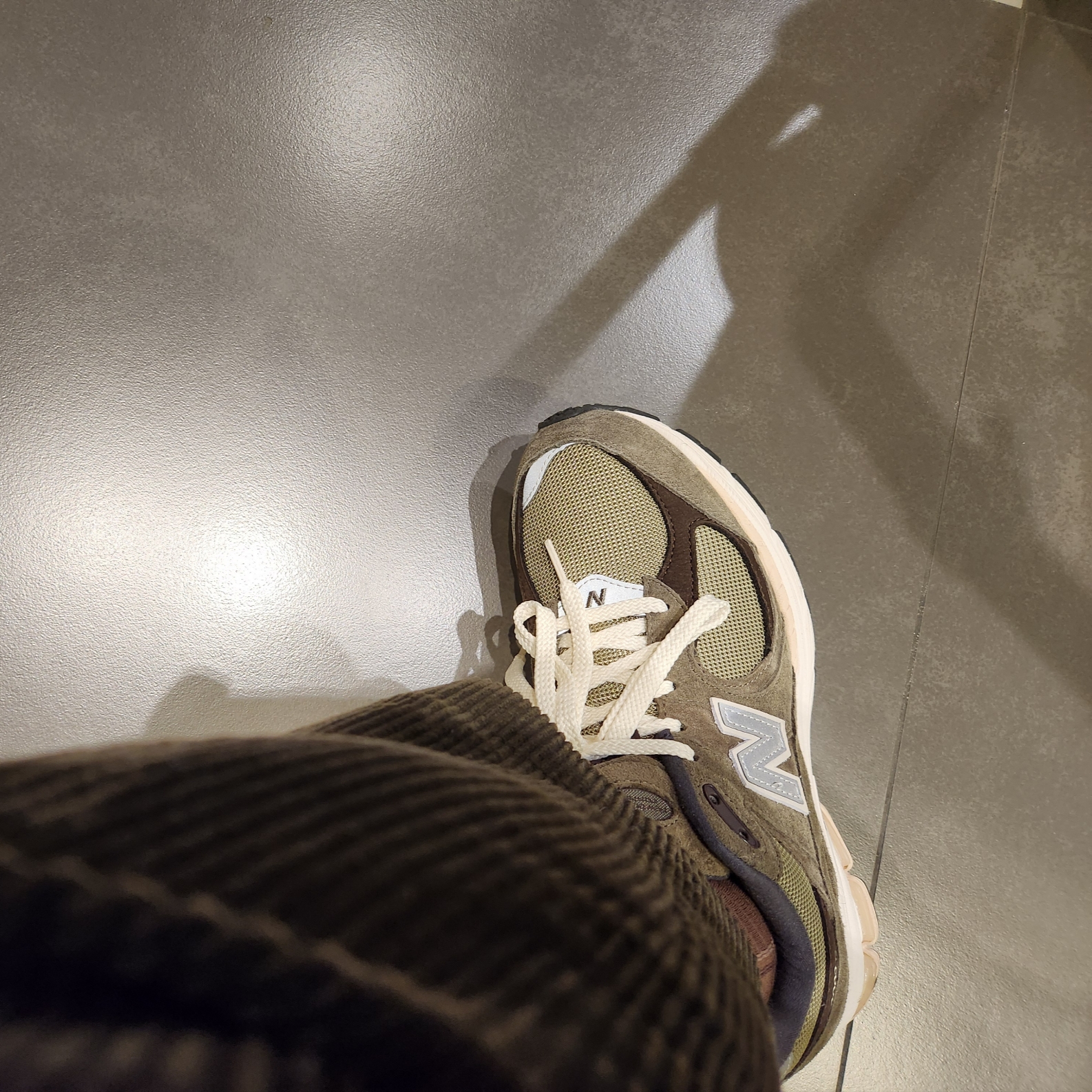 New Balance 2002R Special Vintage Khaki 착용 스타일