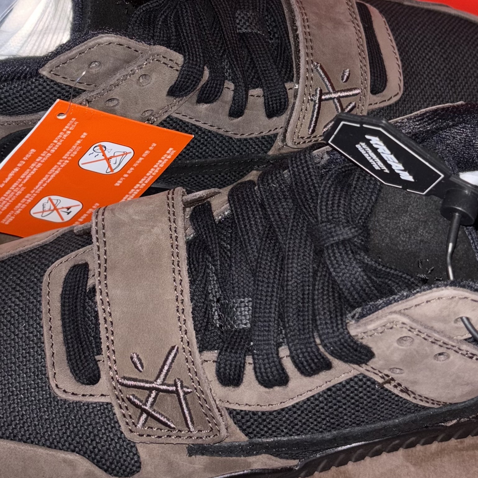 Jordan x Travis Scott Jumpman Jack TR Black and Dark Mocha 착용 스타일