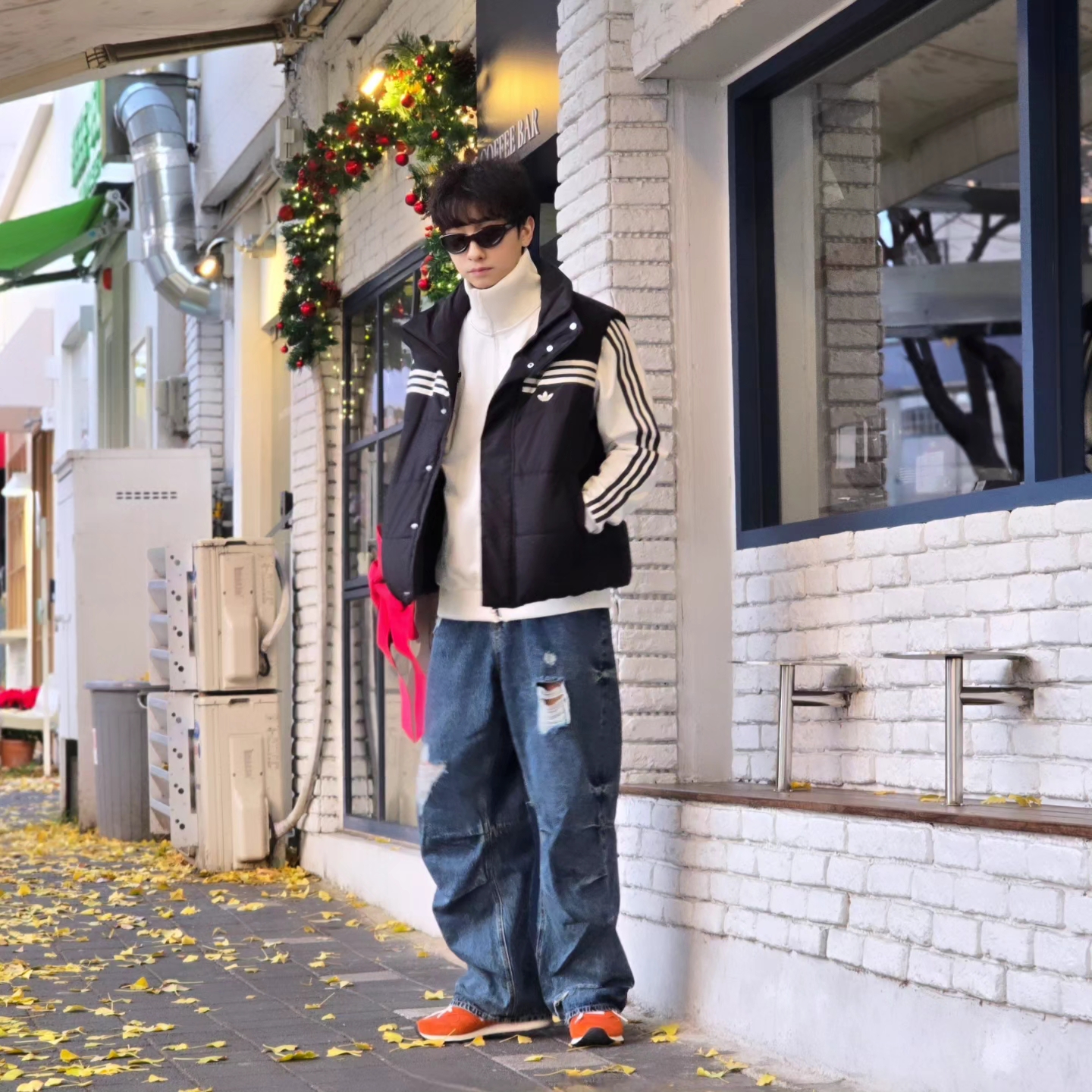 Adidas Originals 70s Padded Gilet Black - KR Sizing, Adidas German Beckenbauer Track Top Off White - KR Sizing 착용 스타일 - 4