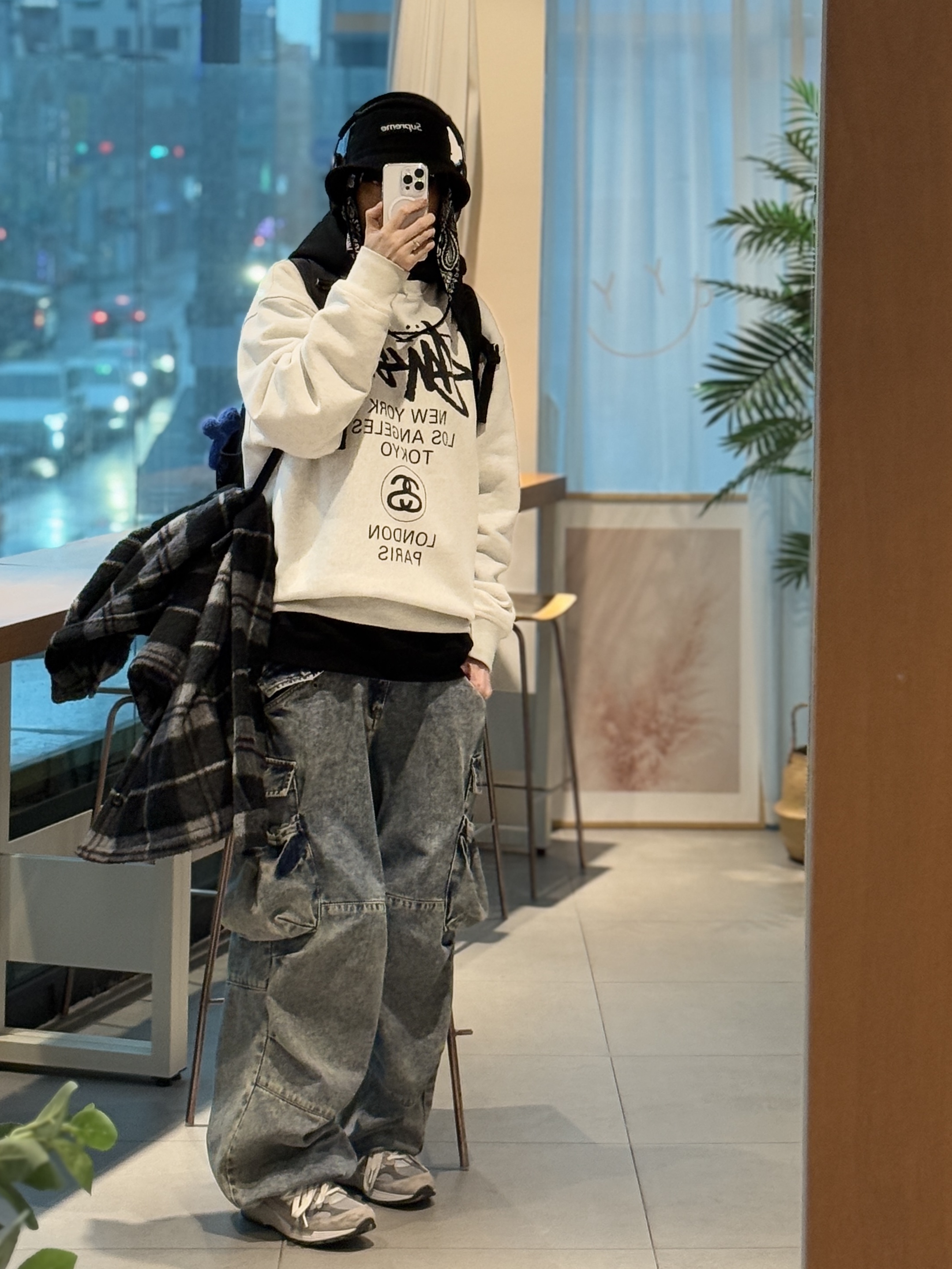 New Balance 992 Made in USA Grey - D Standard, IAB Studio Hoodie Black 착용 스타일 - 1