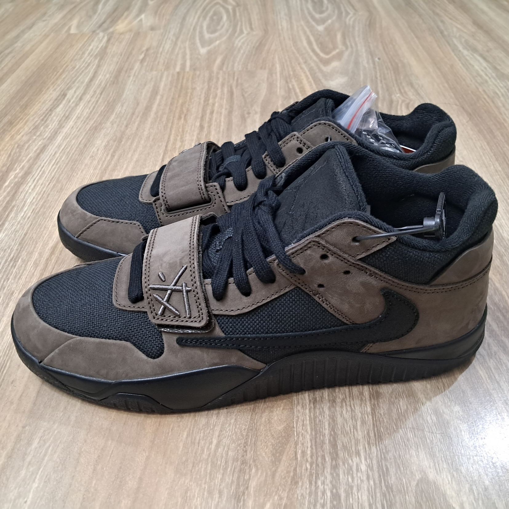 Jordan x Travis Scott Jumpman Jack TR Black and Dark Mocha 착용 스타일 - 1