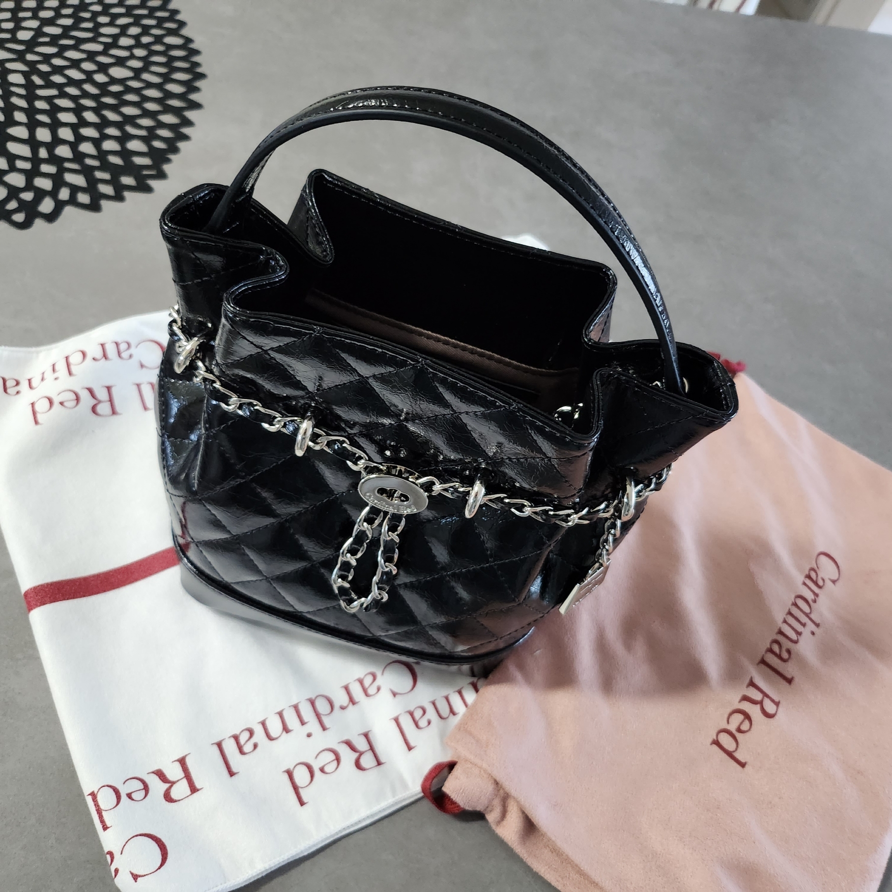 Cardinal Red Bell Bag Black 착용 스타일 - 5