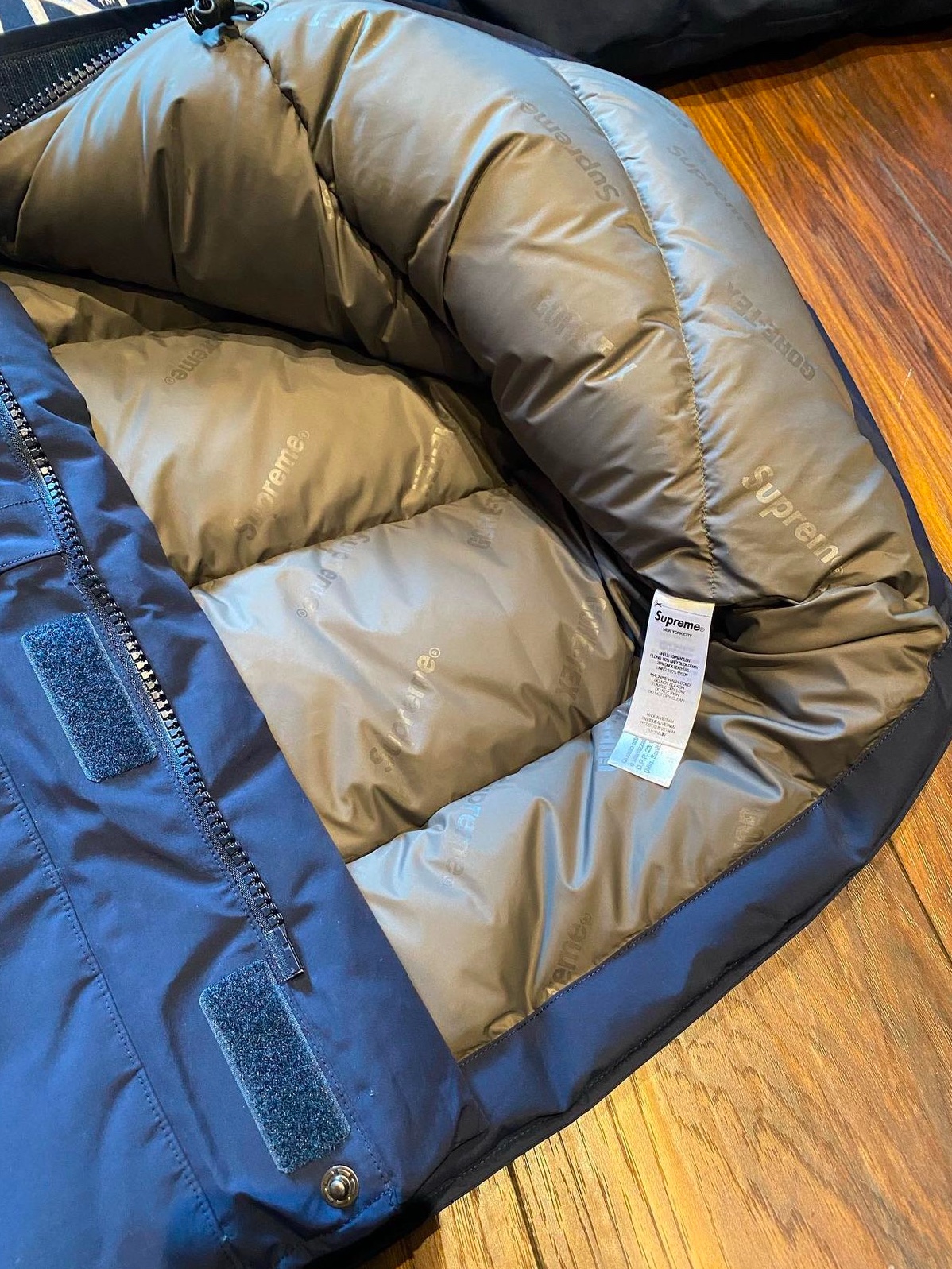 Supreme x New York Yankees Gore-Tex 700-Fill Down Jacket Navy - 21FW 착용 스타일 - 5