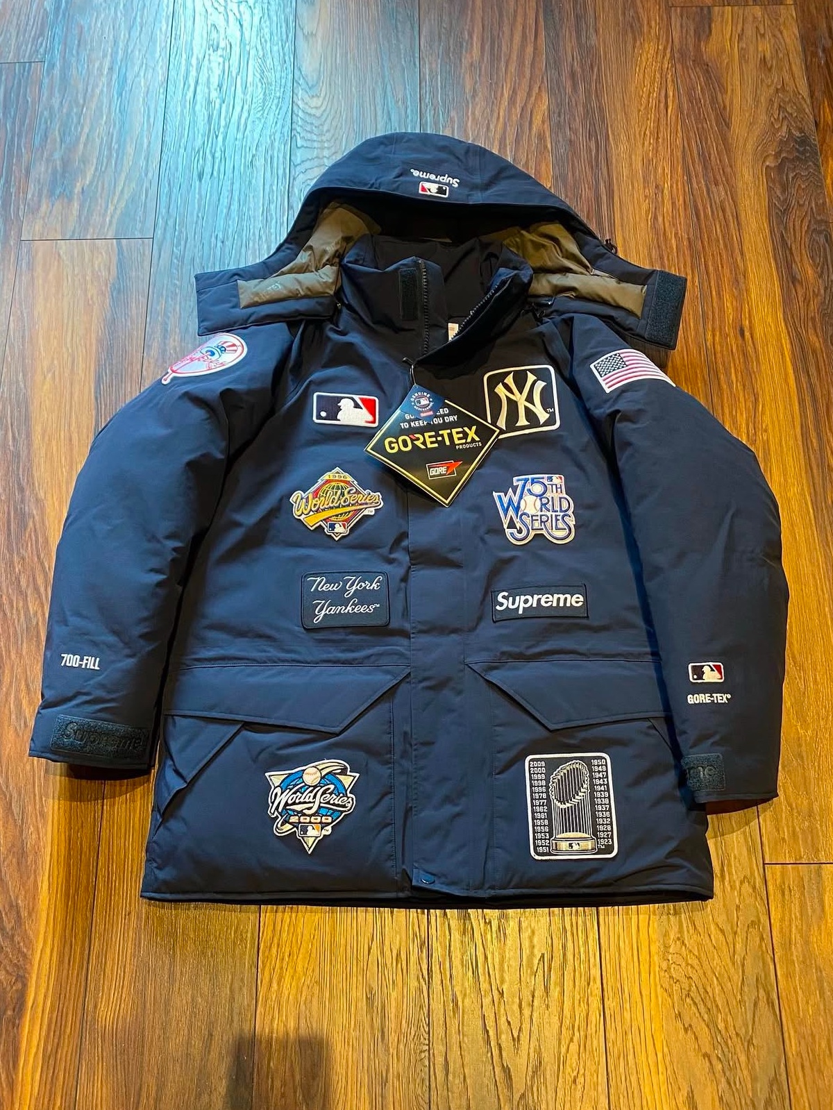 Supreme x New York Yankees Gore-Tex 700-Fill Down Jacket Navy - 21FW 착용 스타일 - 2