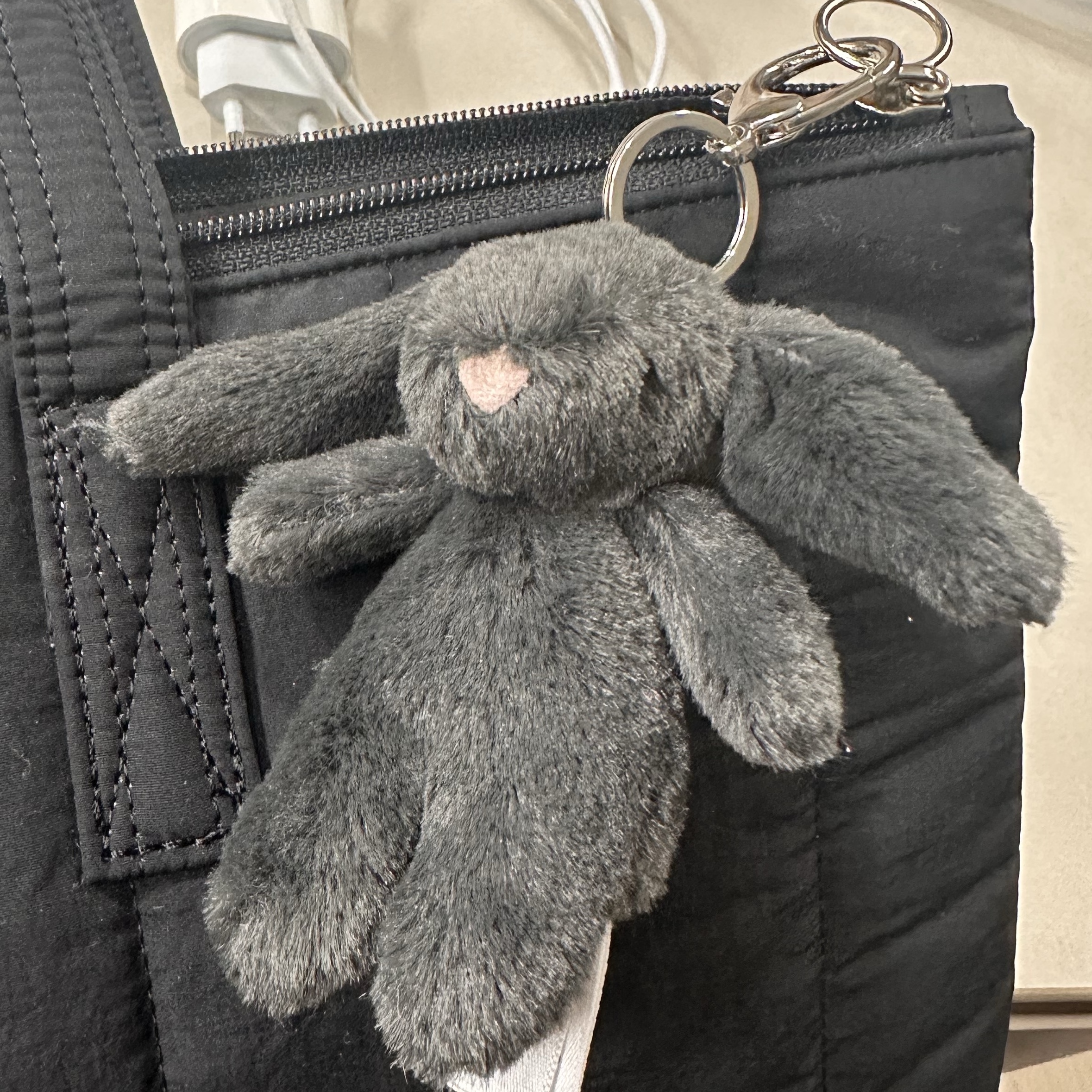 Jellycat Bashful Bunny Bag Charm Ink 착용 스타일