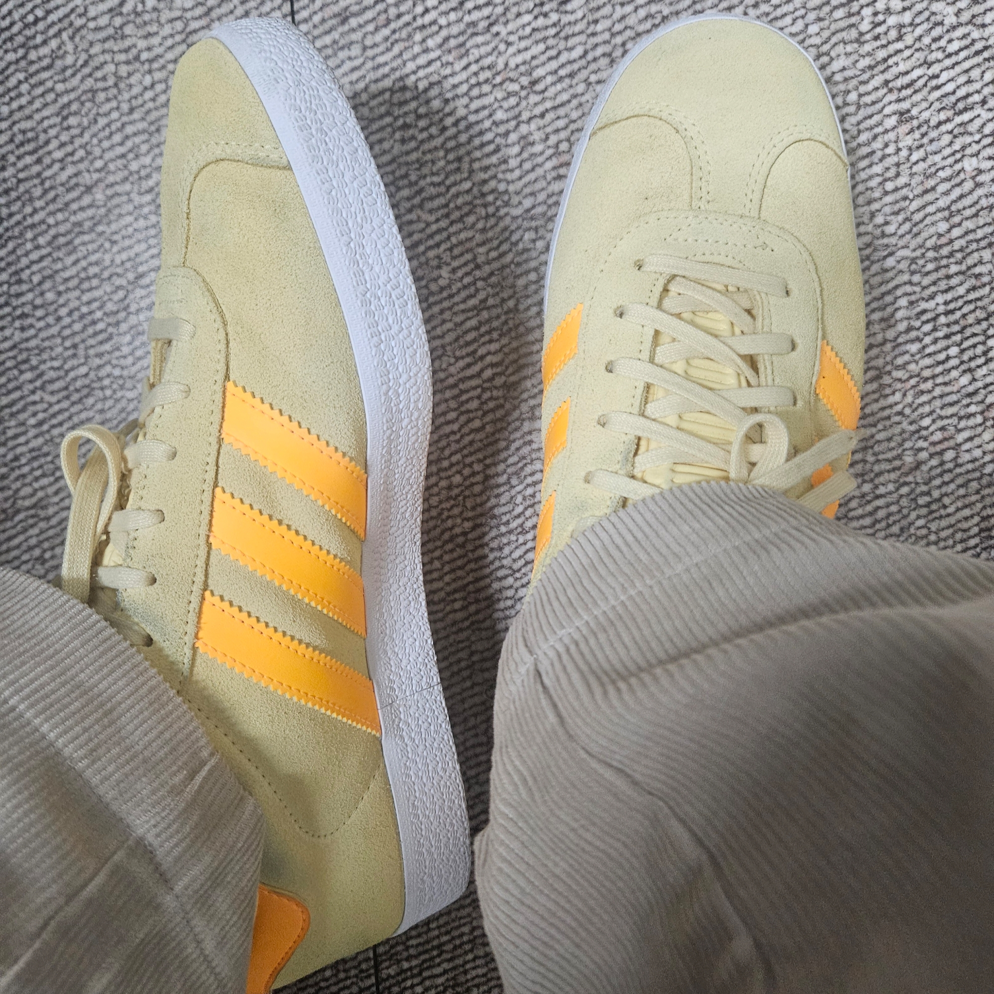 (W) Adidas Gazelle Almost Yellow Solar Gold 착용 스타일