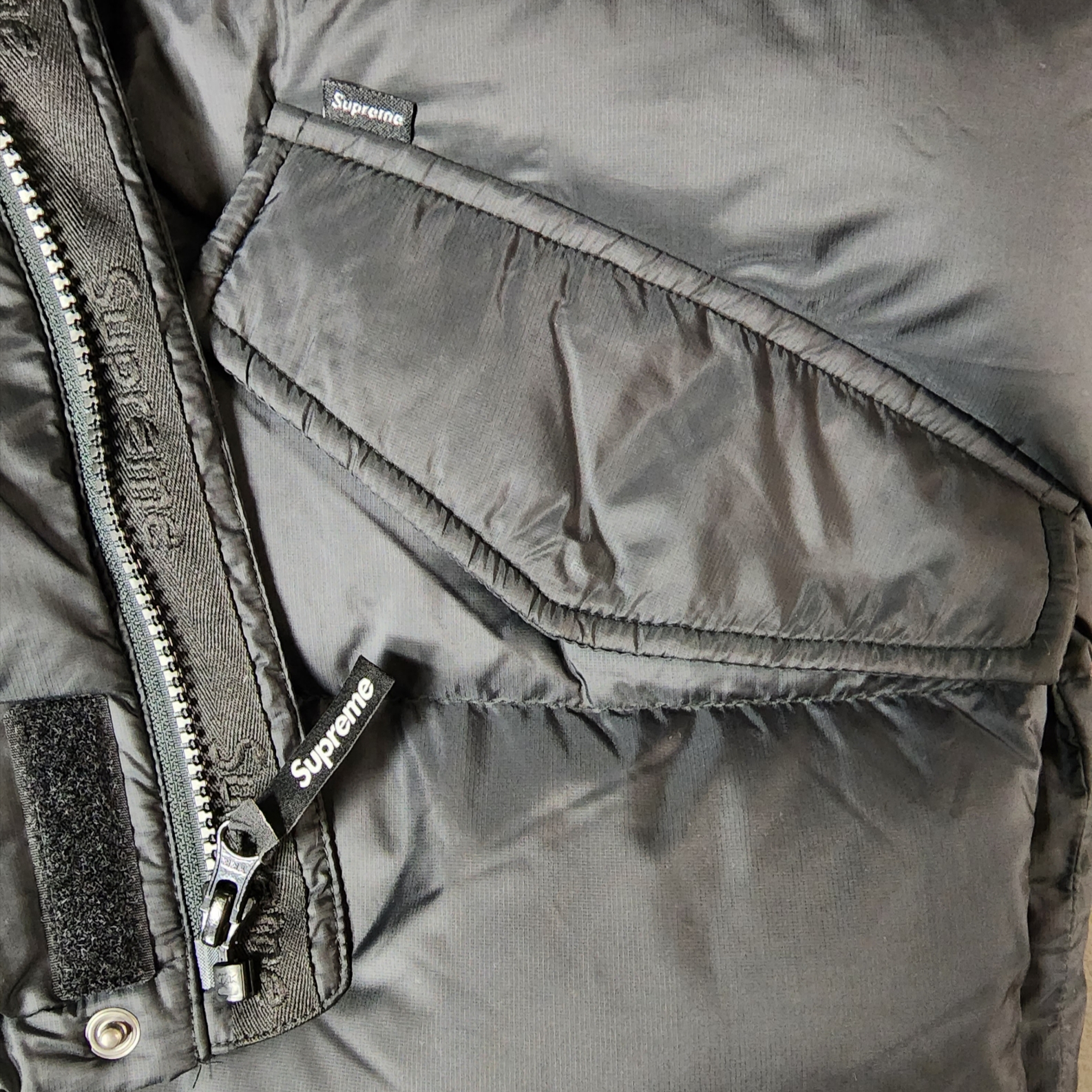 Supreme 700-Fill Down Lightweight Puffer Jacket Black - 24FW, Supreme Polartec Earflap Camp Cap Black - 24FW 착용 스타일 - 4