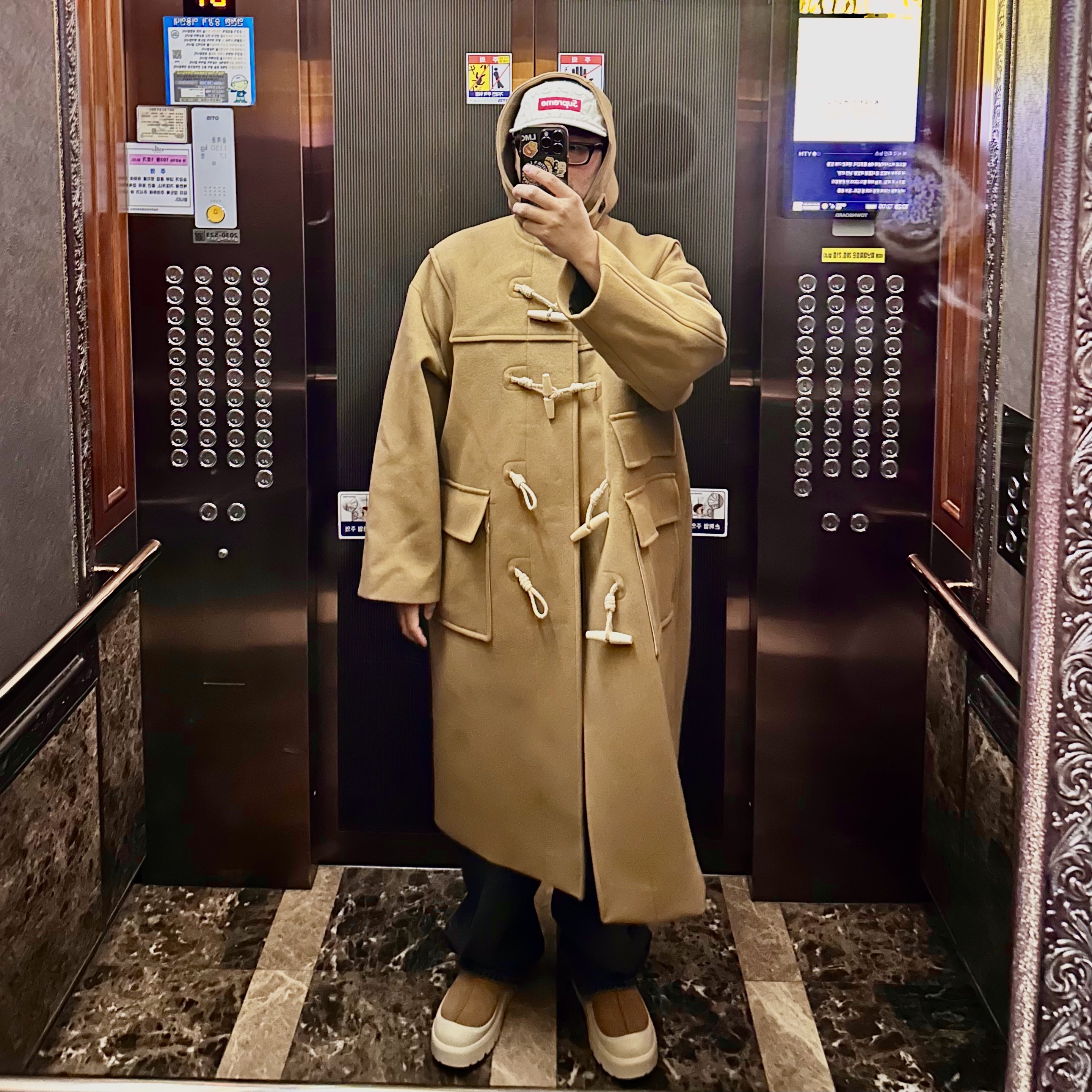Supreme Lasered Denim Camp Cap White - 24FW, UGG Tasman Weather Hybrid Chestnut Whitecap 착용 스타일 - 1