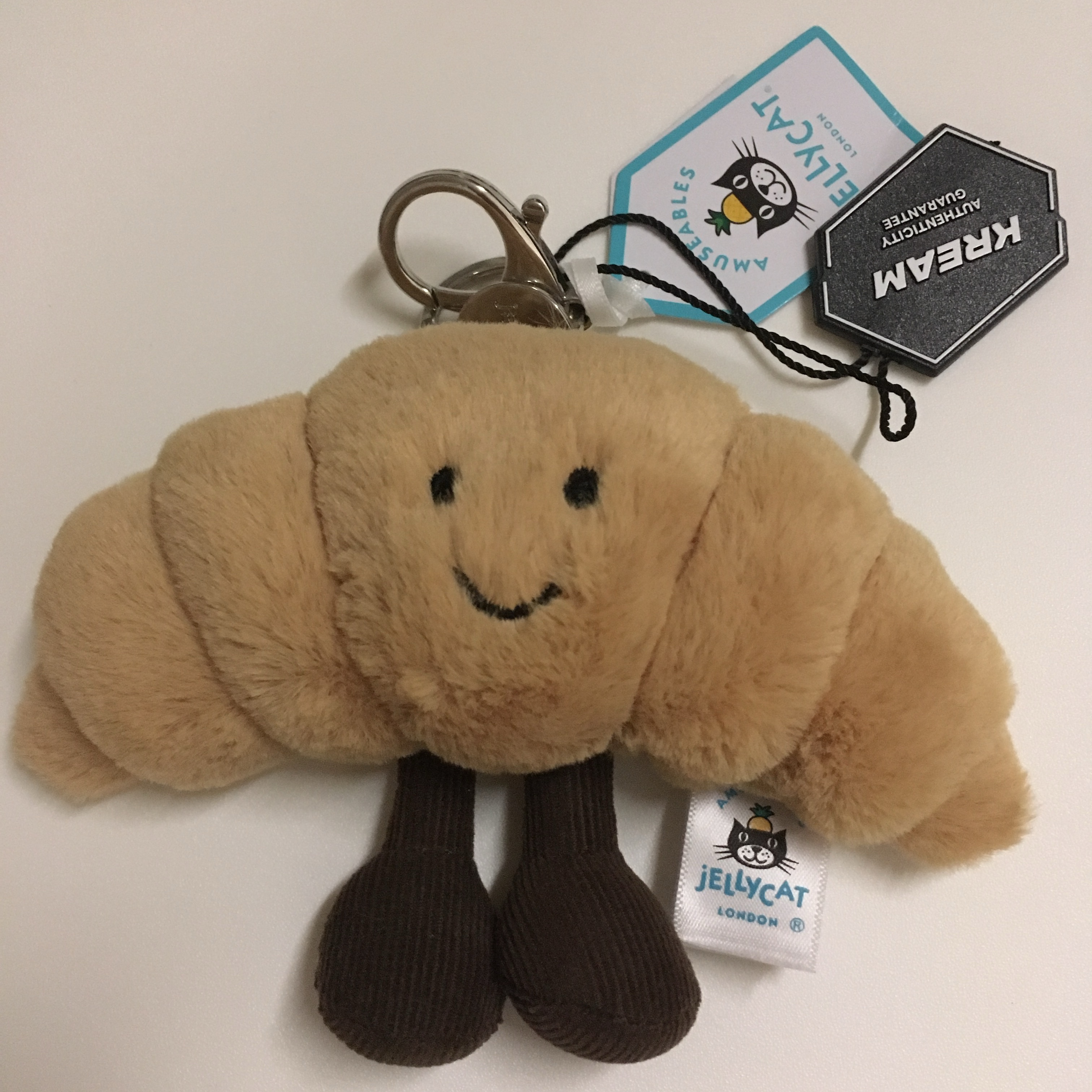 Jellycat Amuseable Croissant Bag Charm Brown 착용 스타일