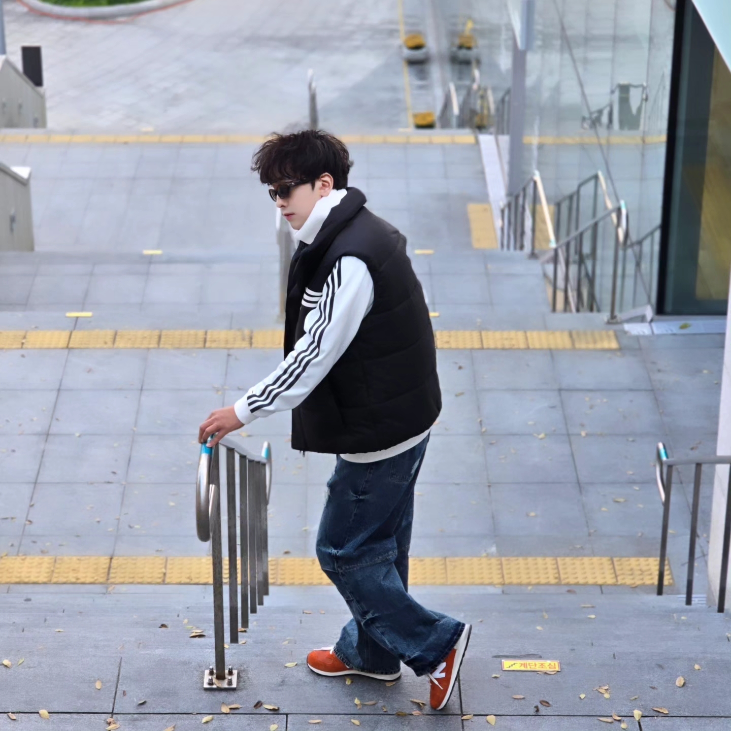 Adidas Originals 70s Padded Gilet Black - KR Sizing, Adidas German Beckenbauer Track Top Off White - KR Sizing 착용 스타일 - 5