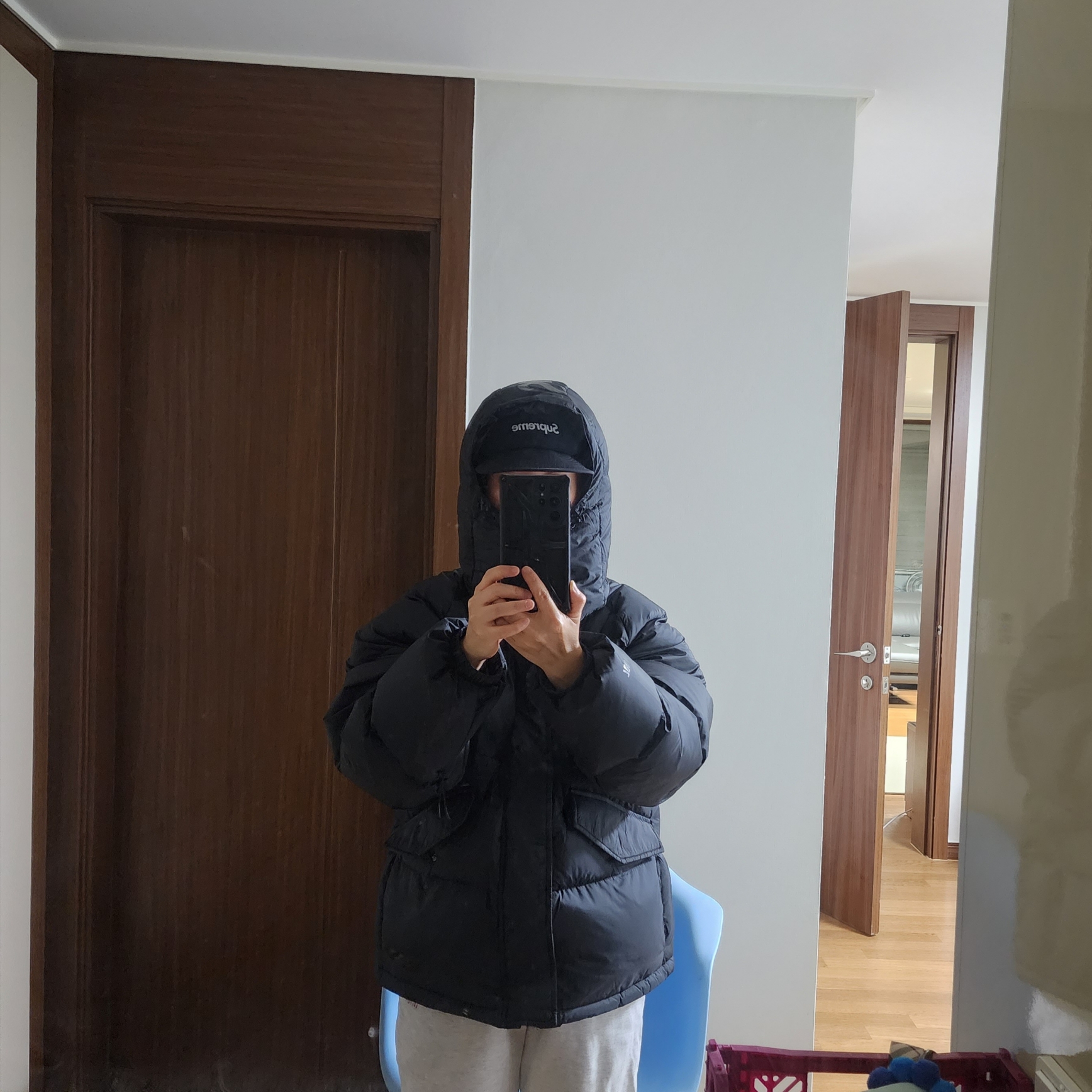 Supreme 700-Fill Down Lightweight Puffer Jacket Black - 24FW, Supreme Polartec Earflap Camp Cap Black - 24FW 착용 스타일 - 1