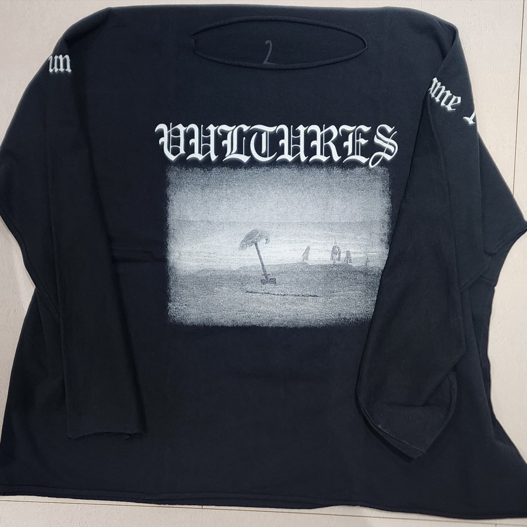 Yeezy Vultures Long T-Shirt Black 착용 스타일