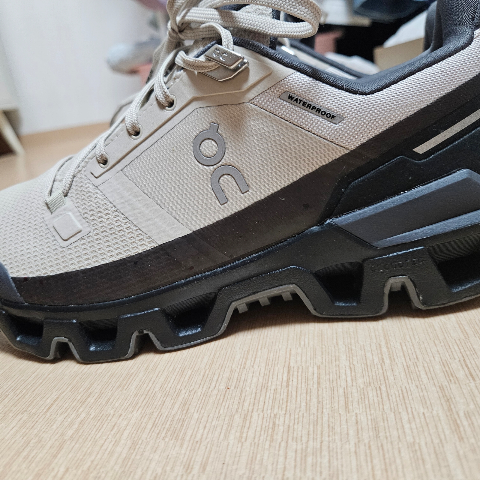 On Running Cloudwander Waterproof Sand Black 착용 스타일 - 1