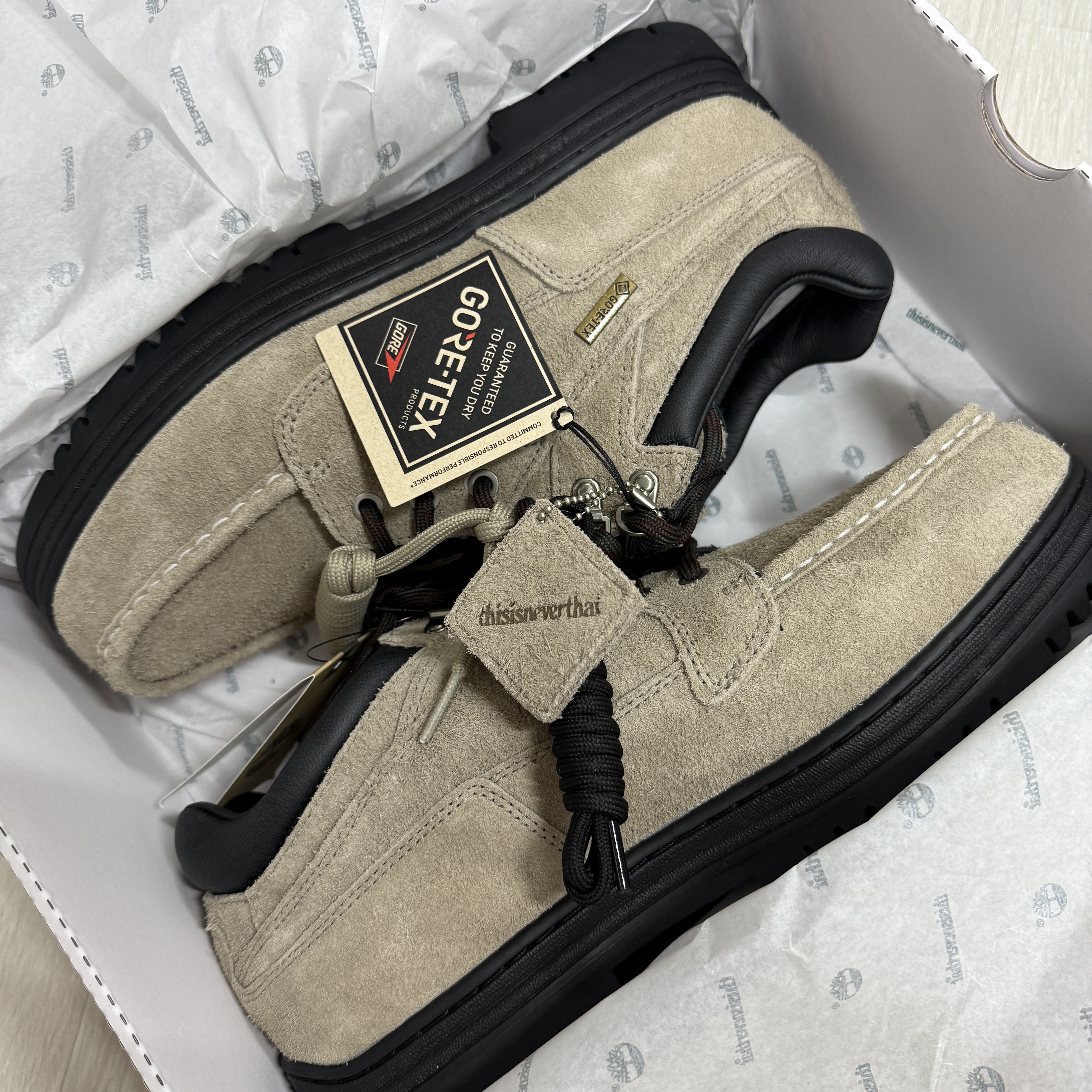 Timberland x Thisisneverthat Heritage Gore-Tex Moc Toe Mid Boots Desert - Wide 착용 스타일 - 3