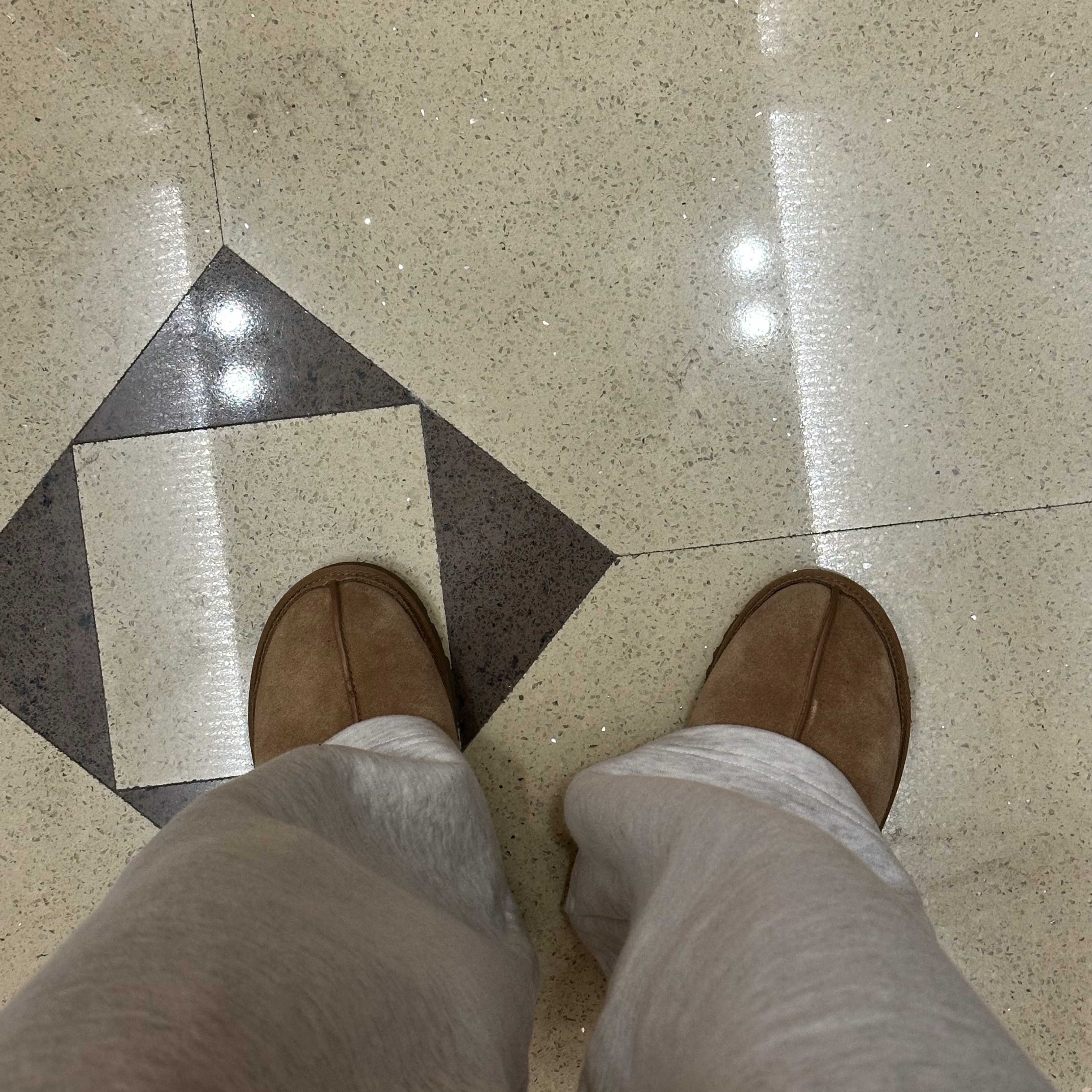 UGG Neuman Chestnut 착용 스타일