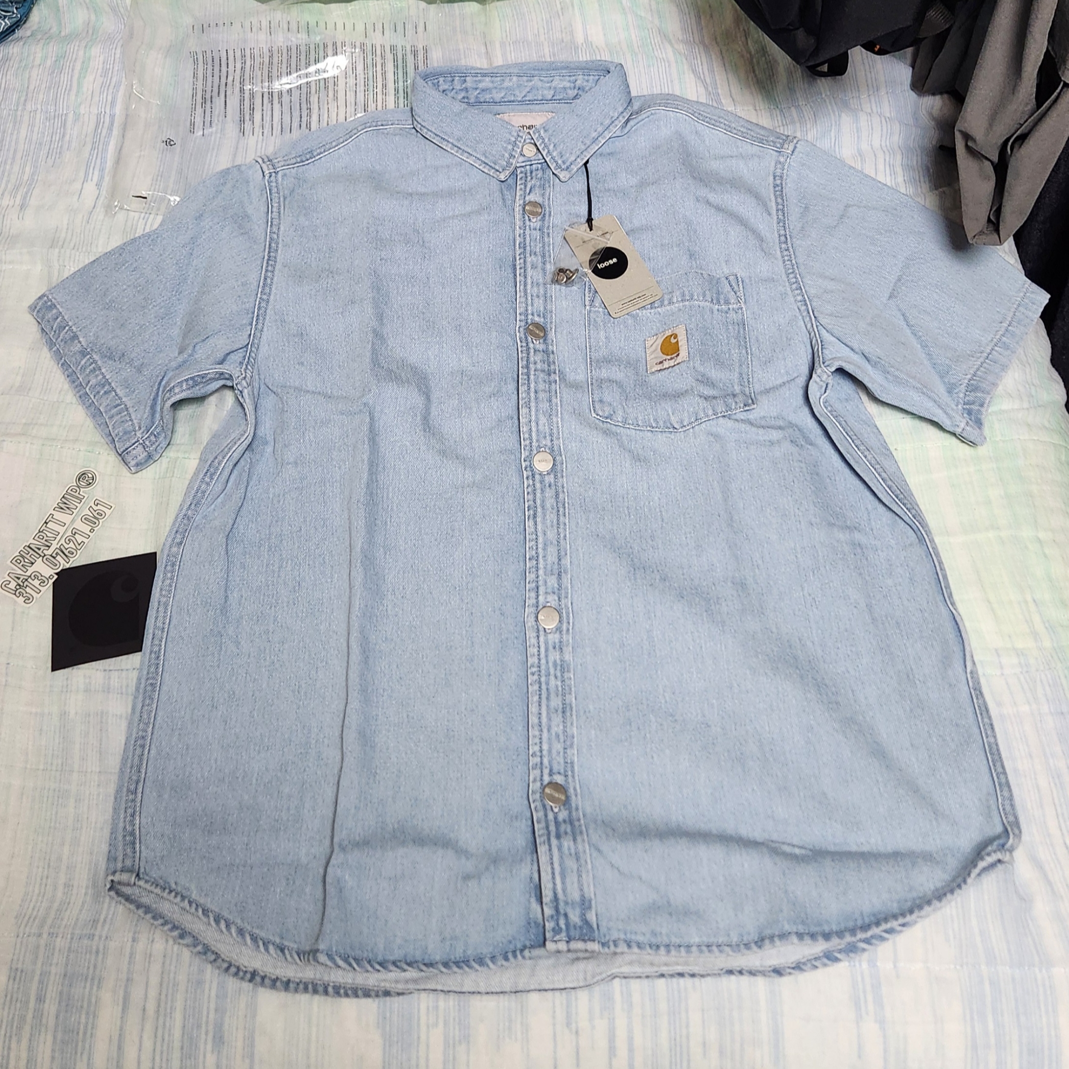 Carhartt WIP S/S Ody Denim Shirt Blue Stone Bleached 착용 스타일