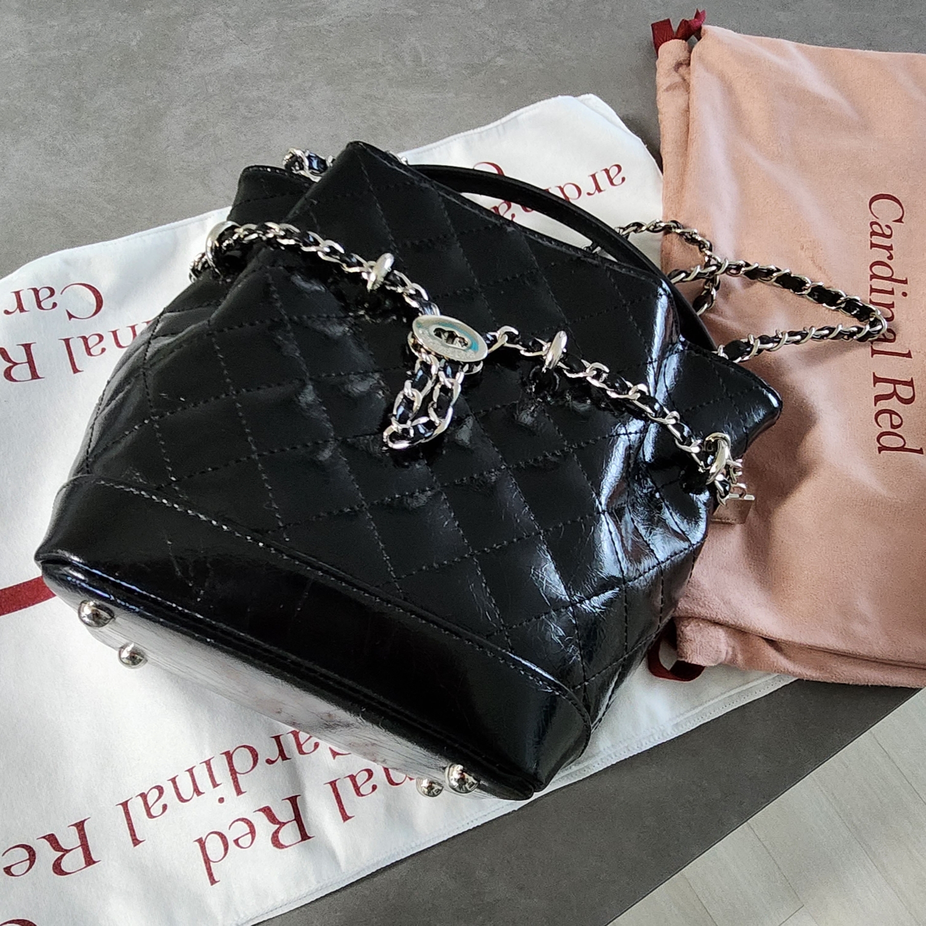 Cardinal Red Bell Bag Black 착용 스타일 - 3