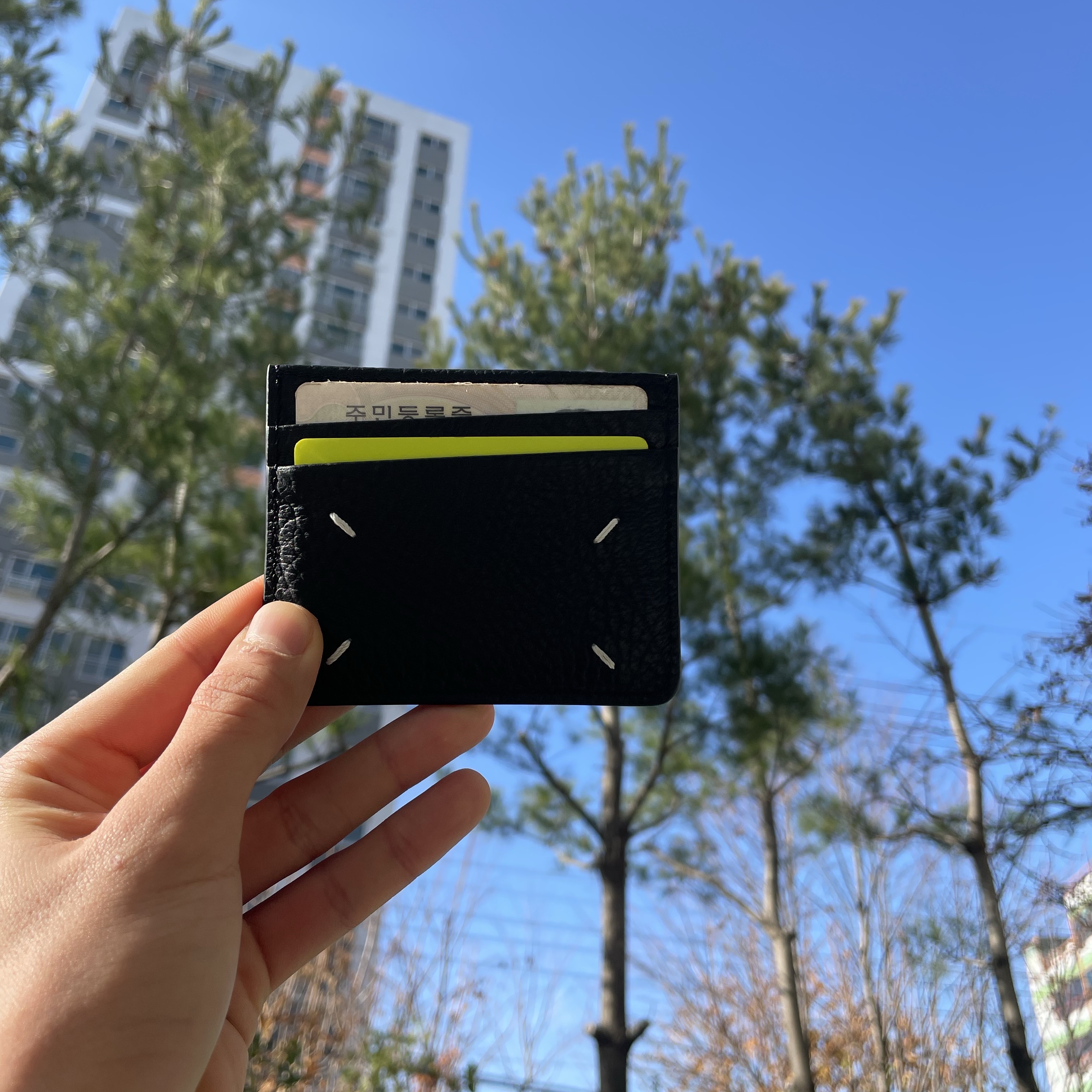 Maison Margiela Stitch Card Holder Black 착용 스타일 - 1