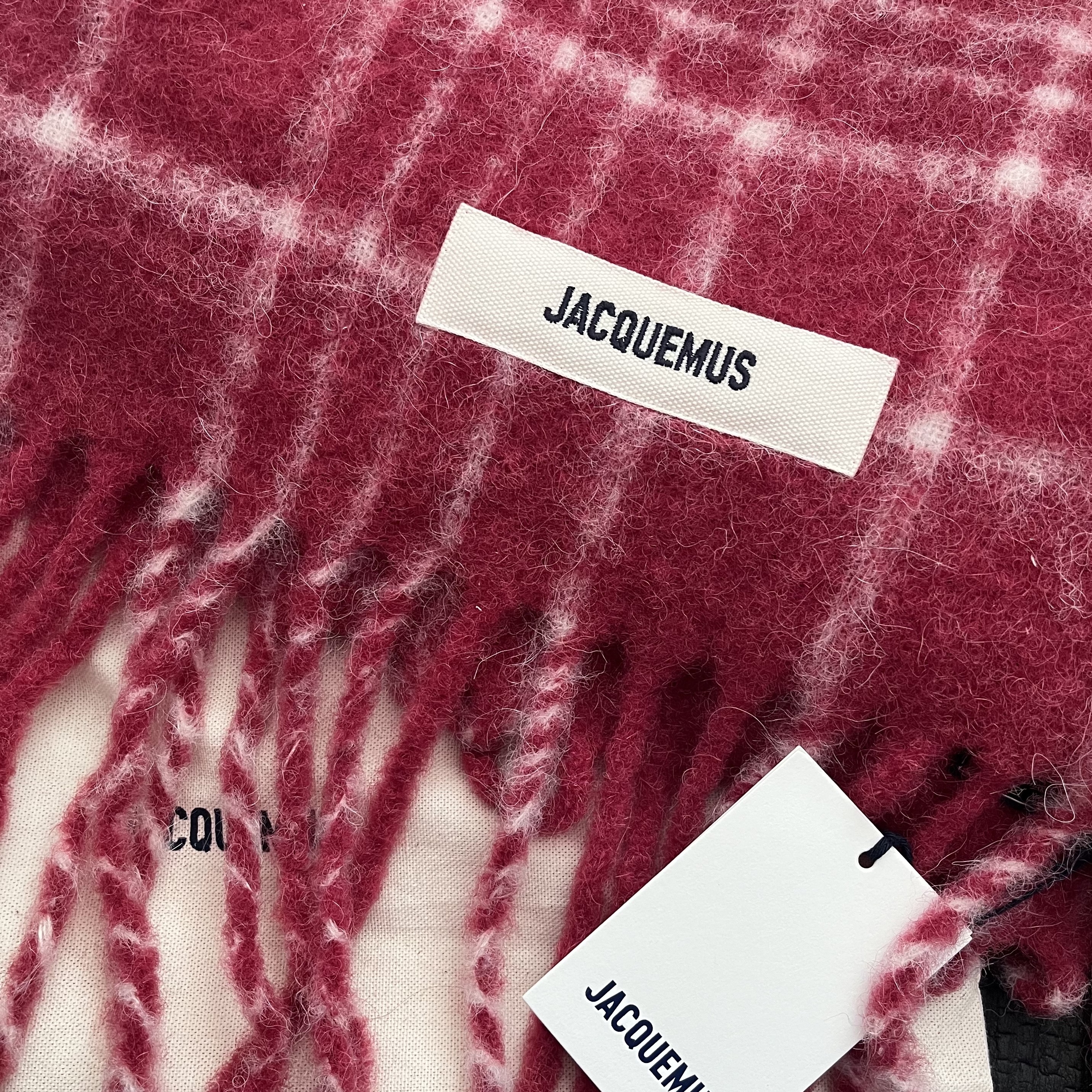 Jacquemus L’echarpe Carro Le Chouchou Jacquard Check Muffler Dark Red 착용 스타일