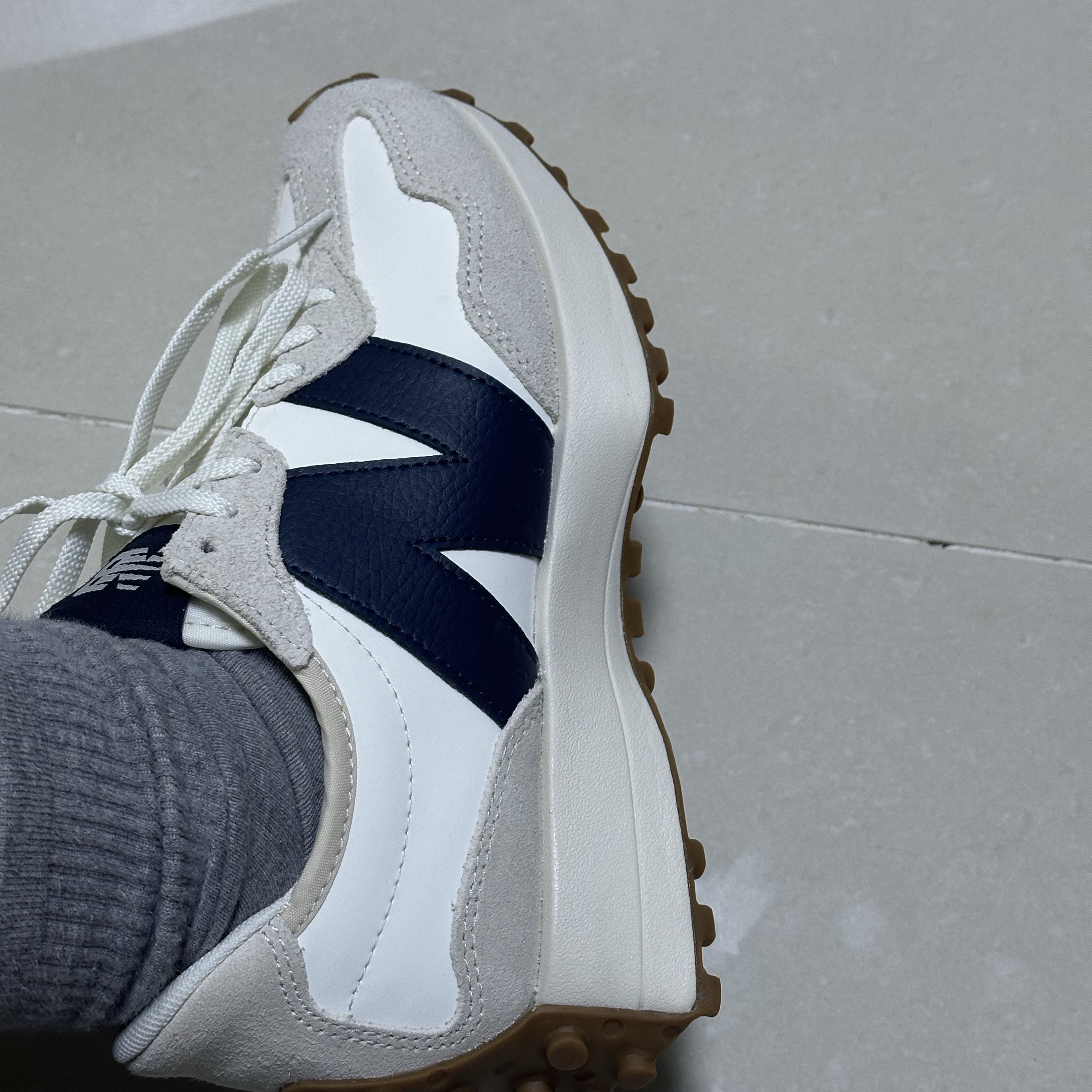 (W) New Balance 327 Beige Gum 착용 스타일