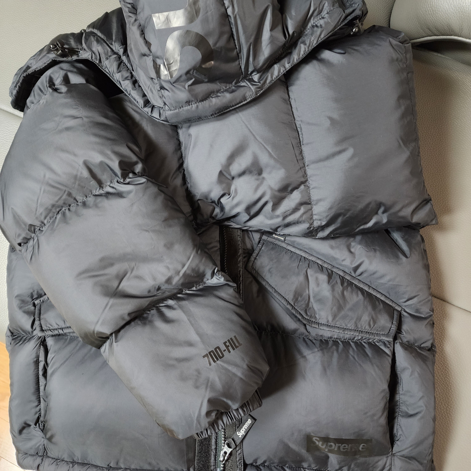 Supreme 700-Fill Down Lightweight Puffer Jacket Black - 24FW, Supreme Polartec Earflap Camp Cap Black - 24FW 착용 스타일 - 2