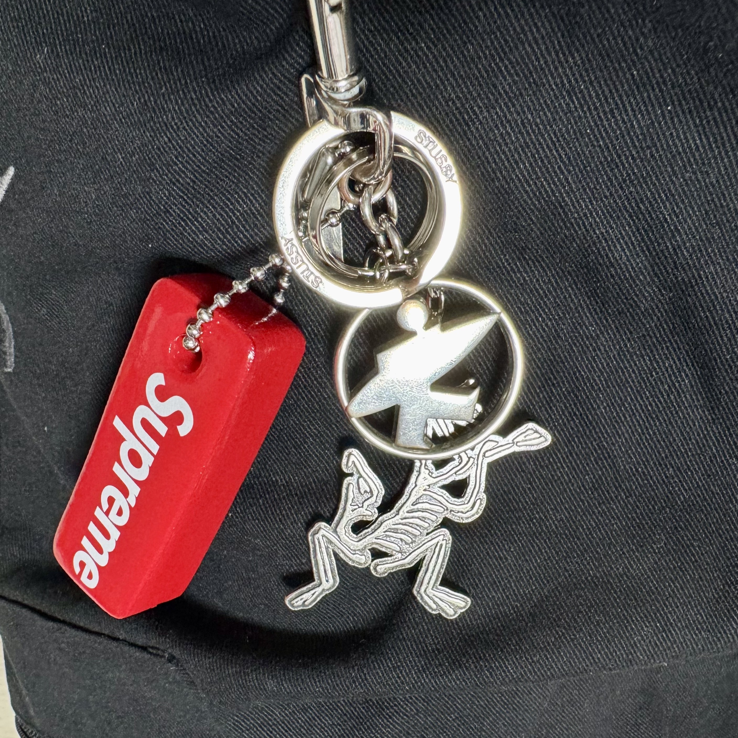 Arc'teryx Keyring Metal, Supreme Floating Keychain Red - 23FW 착용 스타일