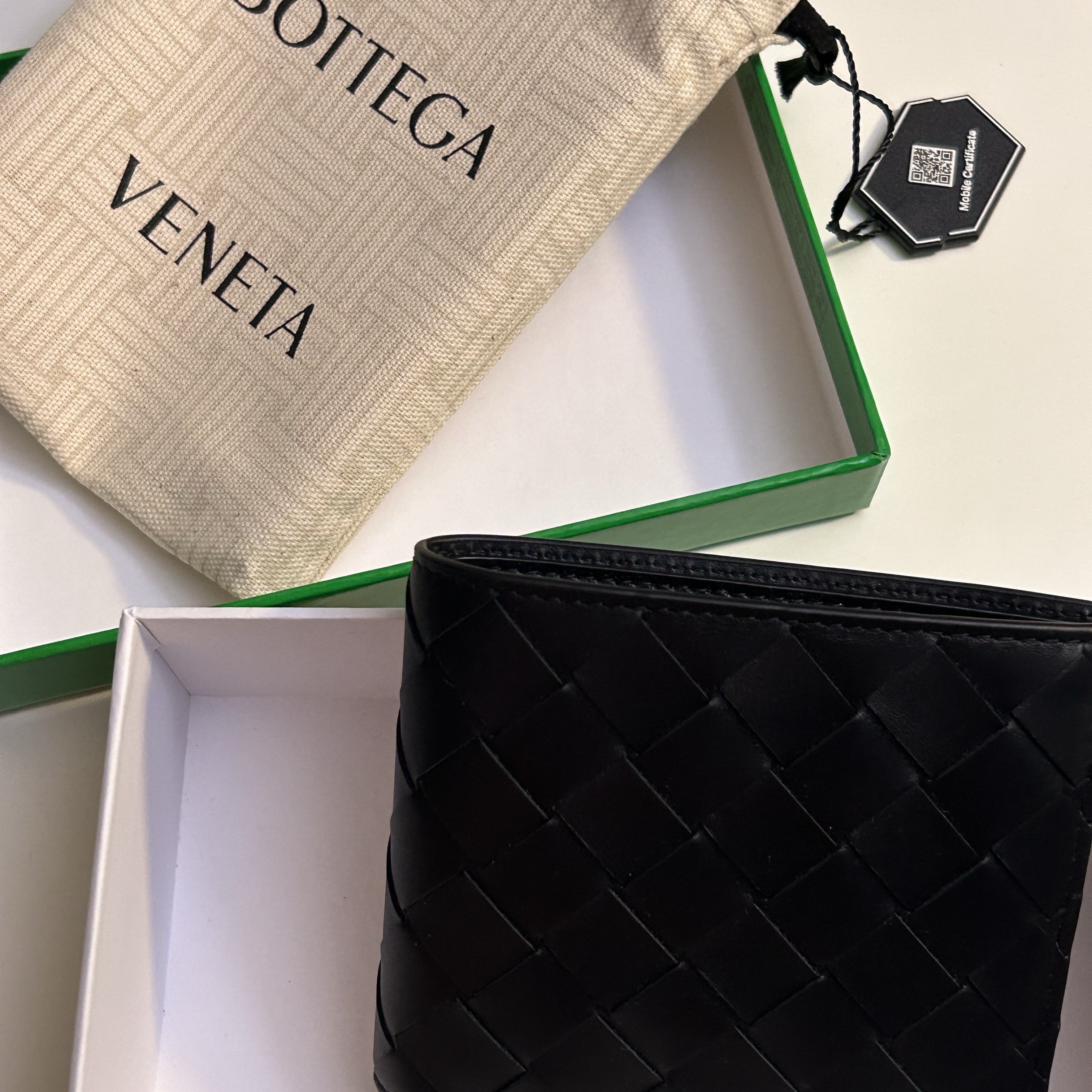 Bottega Veneta Bi-Fold Wallet Black 착용 스타일