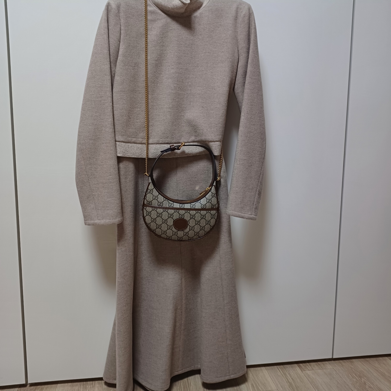 Gucci Half Moon Shaped Mini Bag with Interlocking G Beige Ebony 착용 스타일