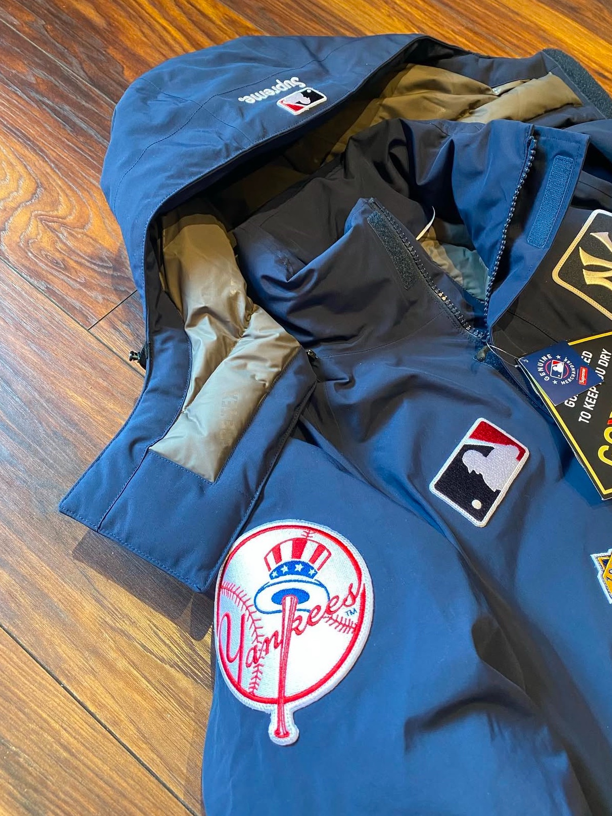 Supreme x New York Yankees Gore-Tex 700-Fill Down Jacket Navy - 21FW 착용 스타일 - 3