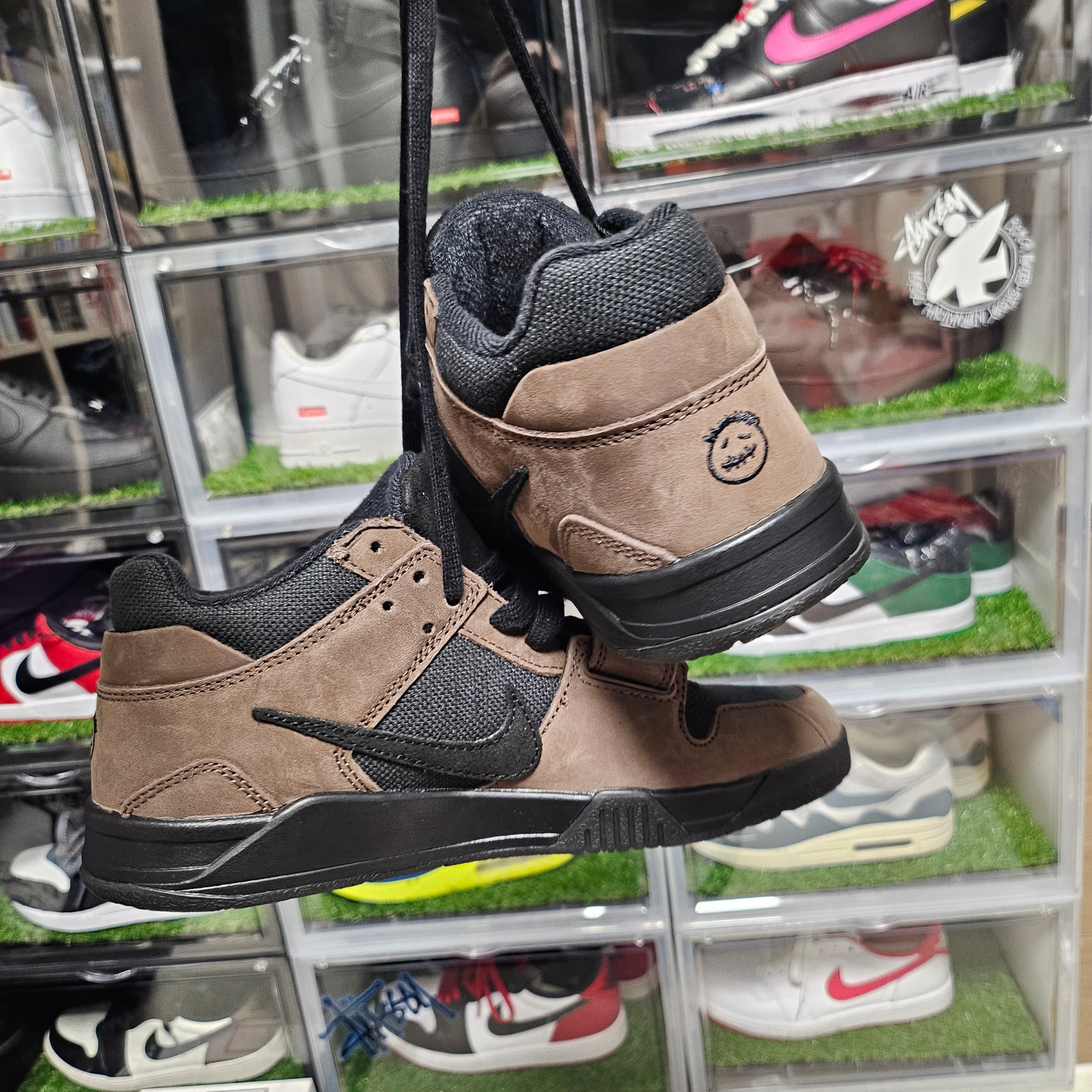 Jordan x Travis Scott Jumpman Jack TR Black and Dark Mocha, New Era x Aeca White Varsity Jacket Navy 착용 스타일 - 1