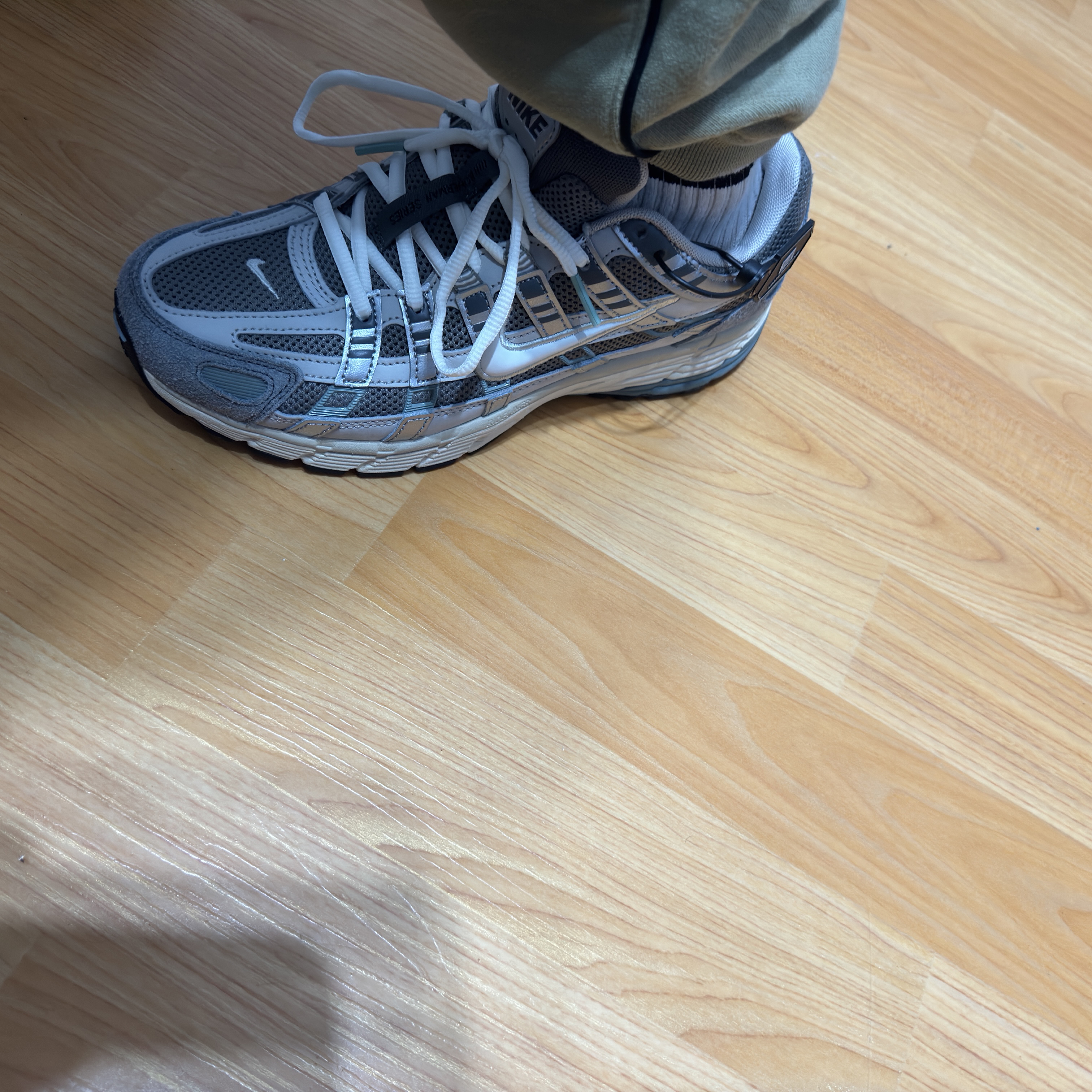 Nike P-6000 Flat Pewter Light Iron Ore 착용 스타일 - 2