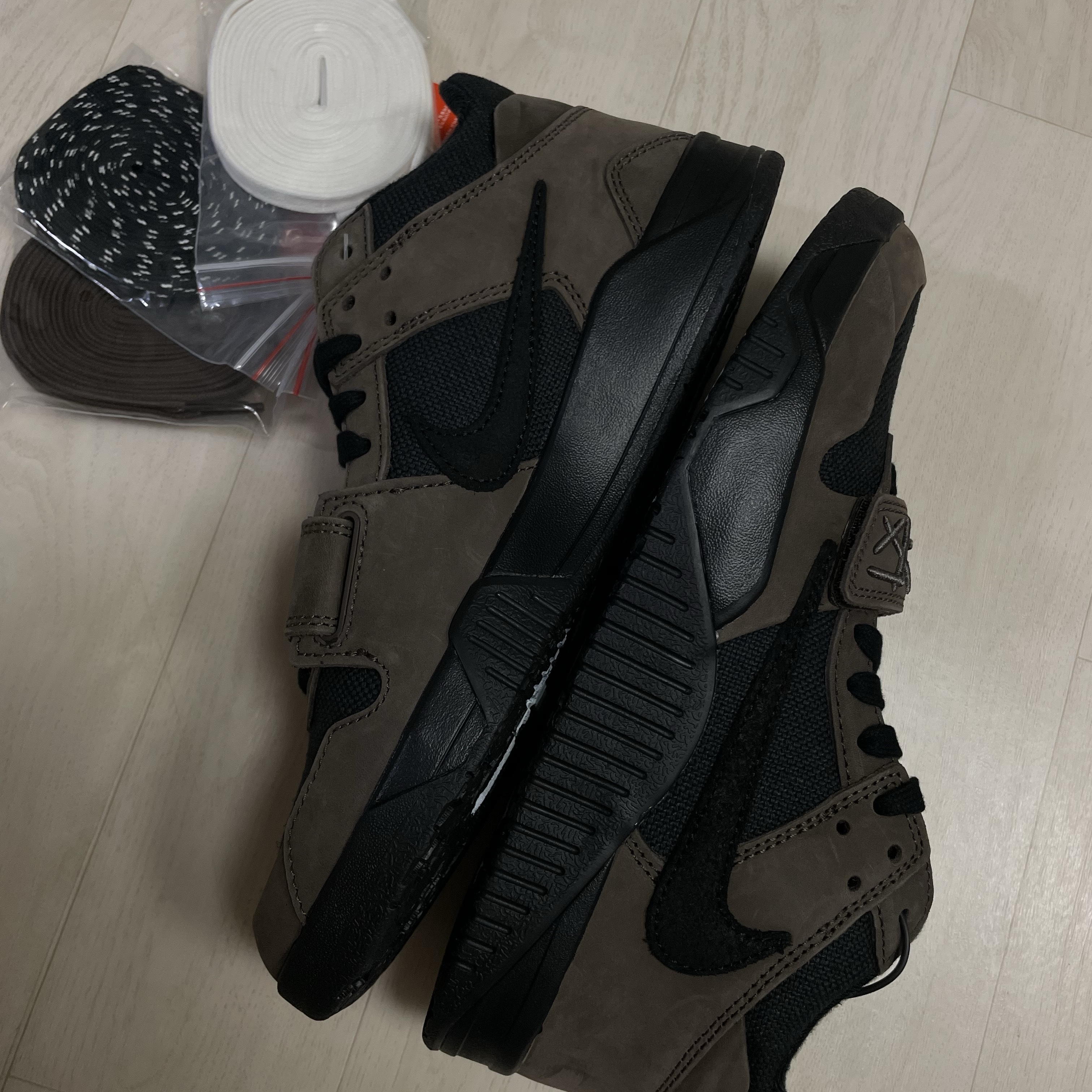 Jordan x Travis Scott Jumpman Jack TR Black and Dark Mocha 착용 스타일 - 1